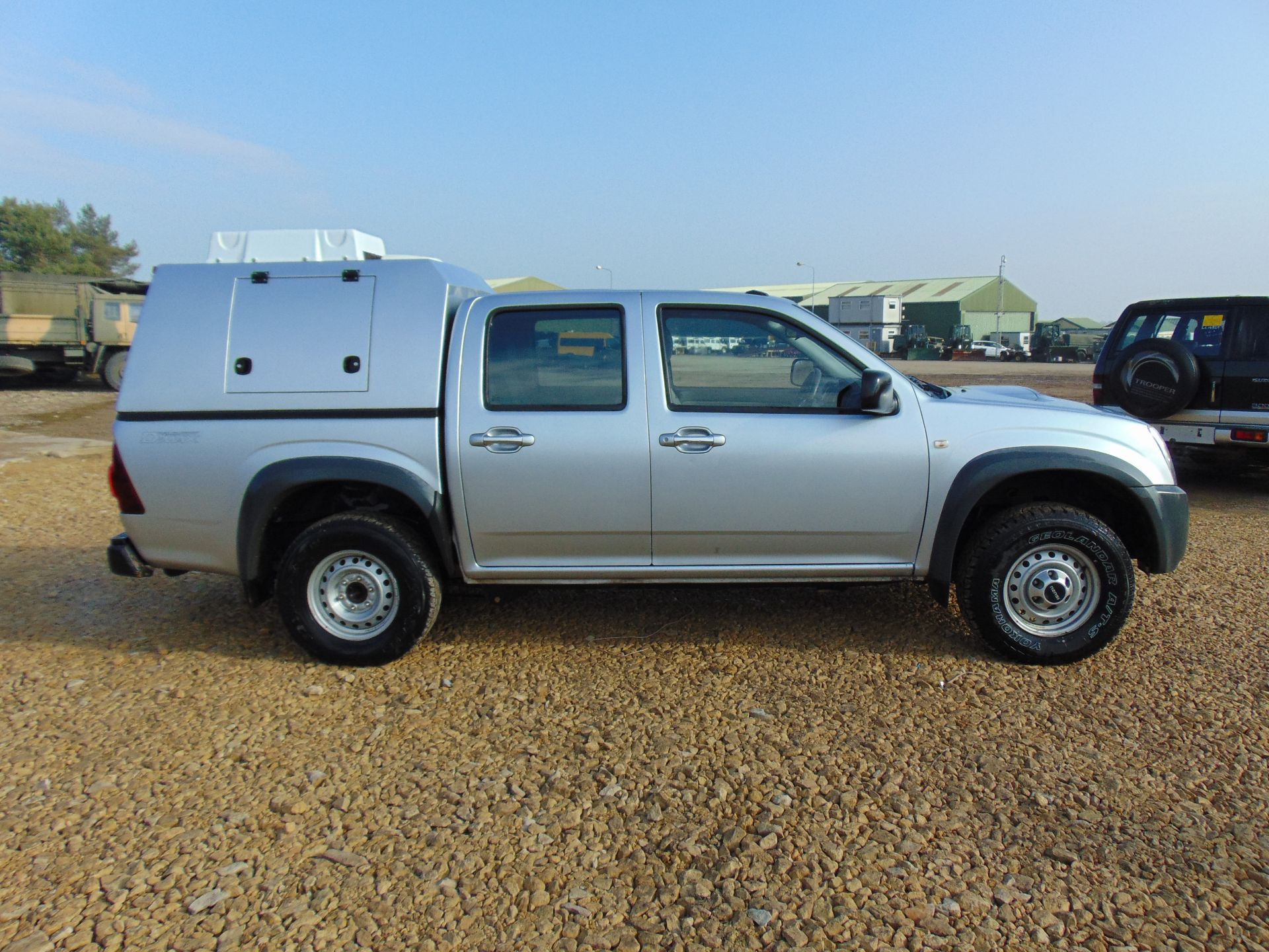 Isuzu D-Max Double Cab 2.5 Turbo Diesel 4 x 4 complete with twin rear dog cage fitted - Image 5 of 21