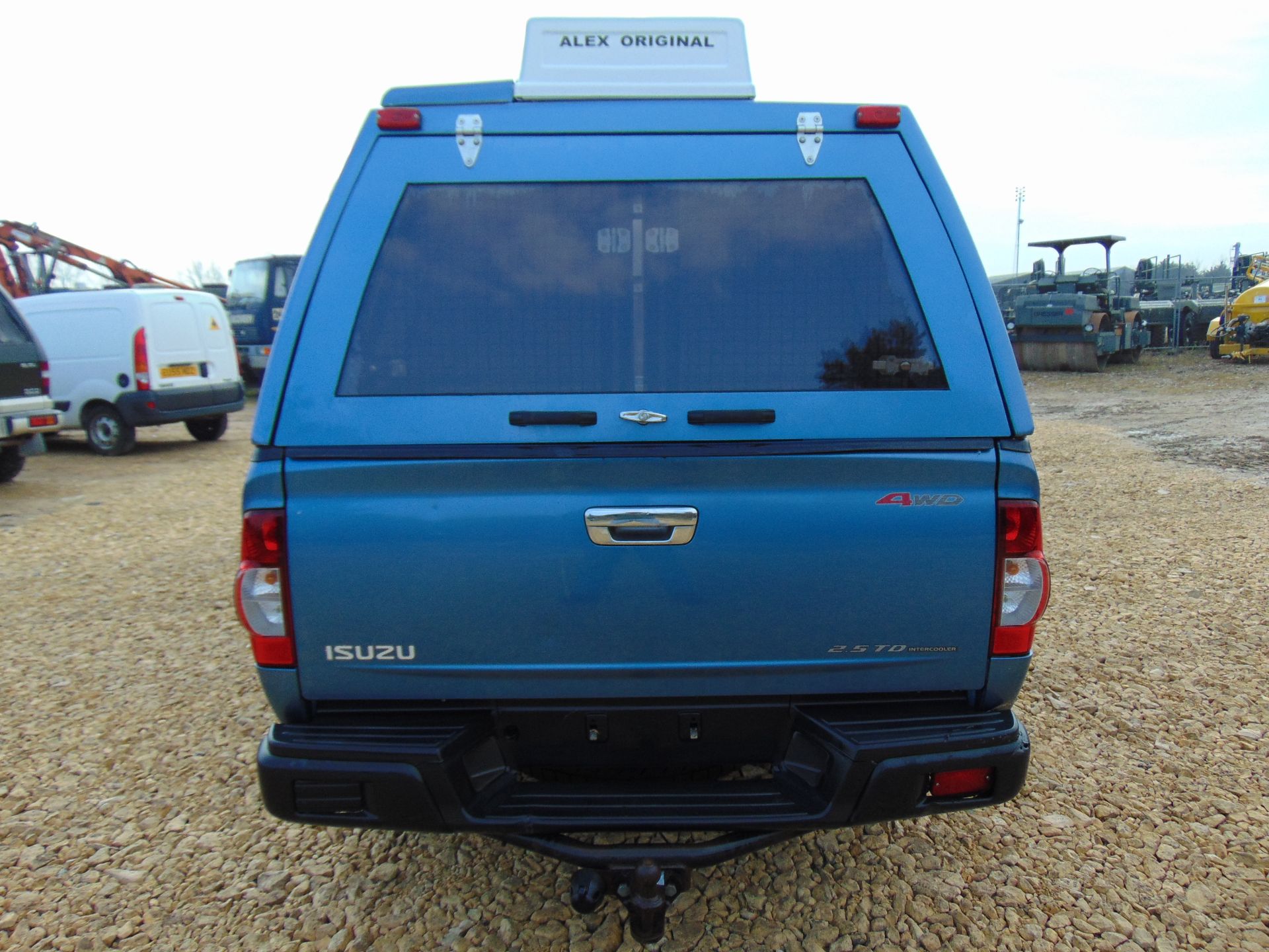 Isuzu D-Max Double Cab 2.5 Turbo Diesel 4 x 4 complete with twin rear dog cage fitted - Image 7 of 21