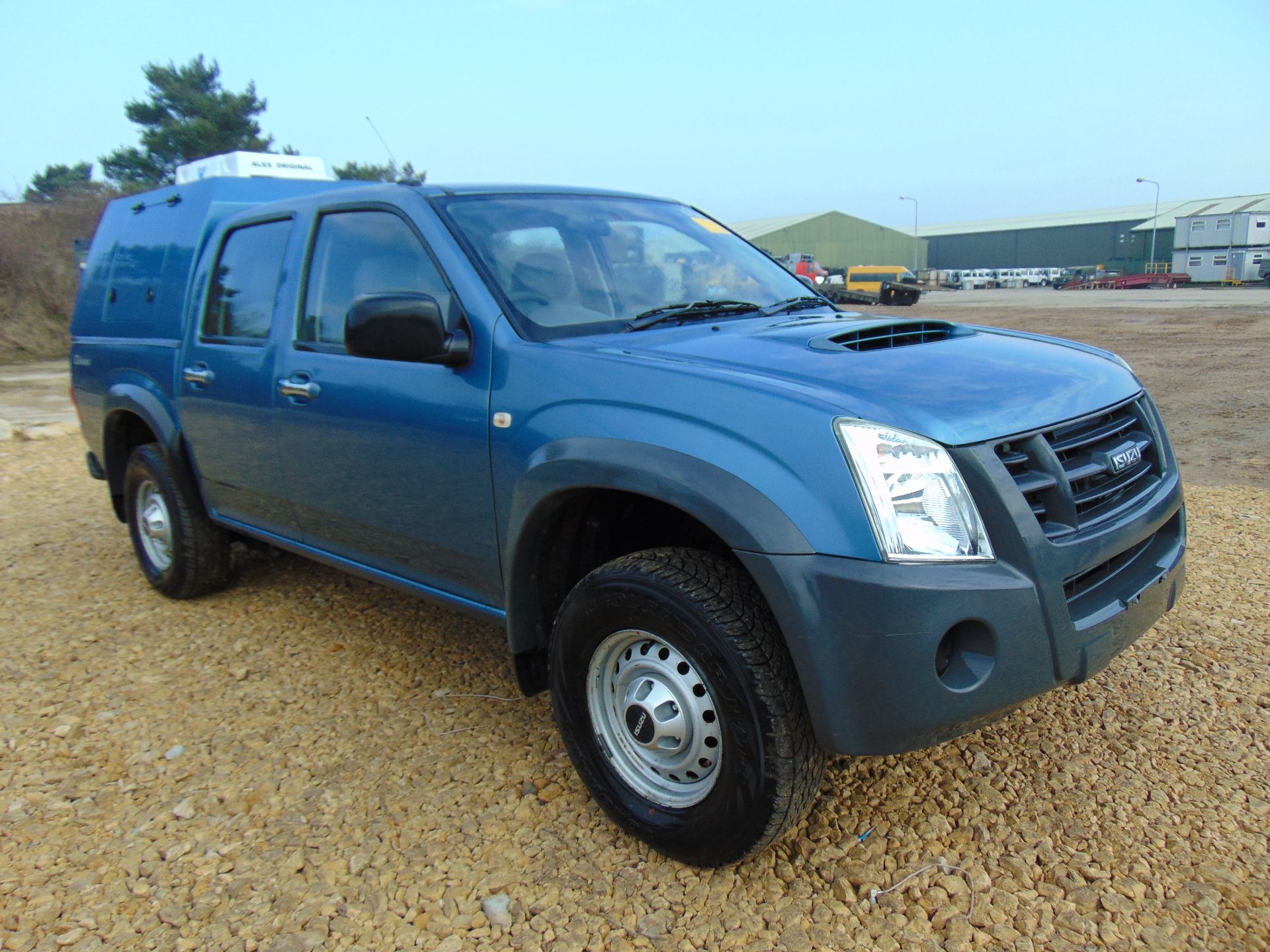 Isuzu D-Max Double Cab 2.5 Turbo Diesel 4 x 4 complete with twin rear dog cage fitted