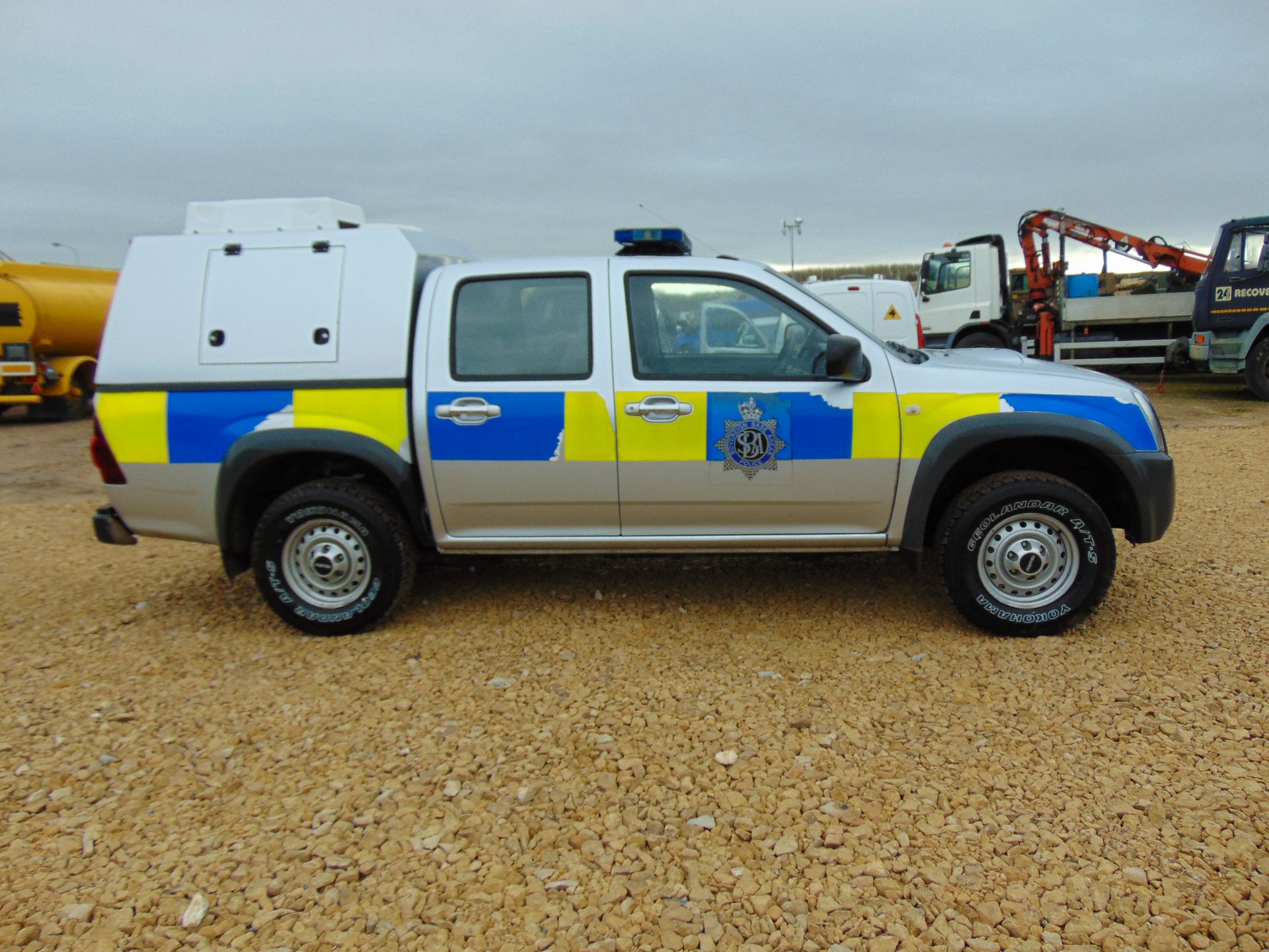 Isuzu D-Max Double Cab 2.5 Turbo Diesel 4 x 4 complete with twin rear dog cage fitted - Image 5 of 18