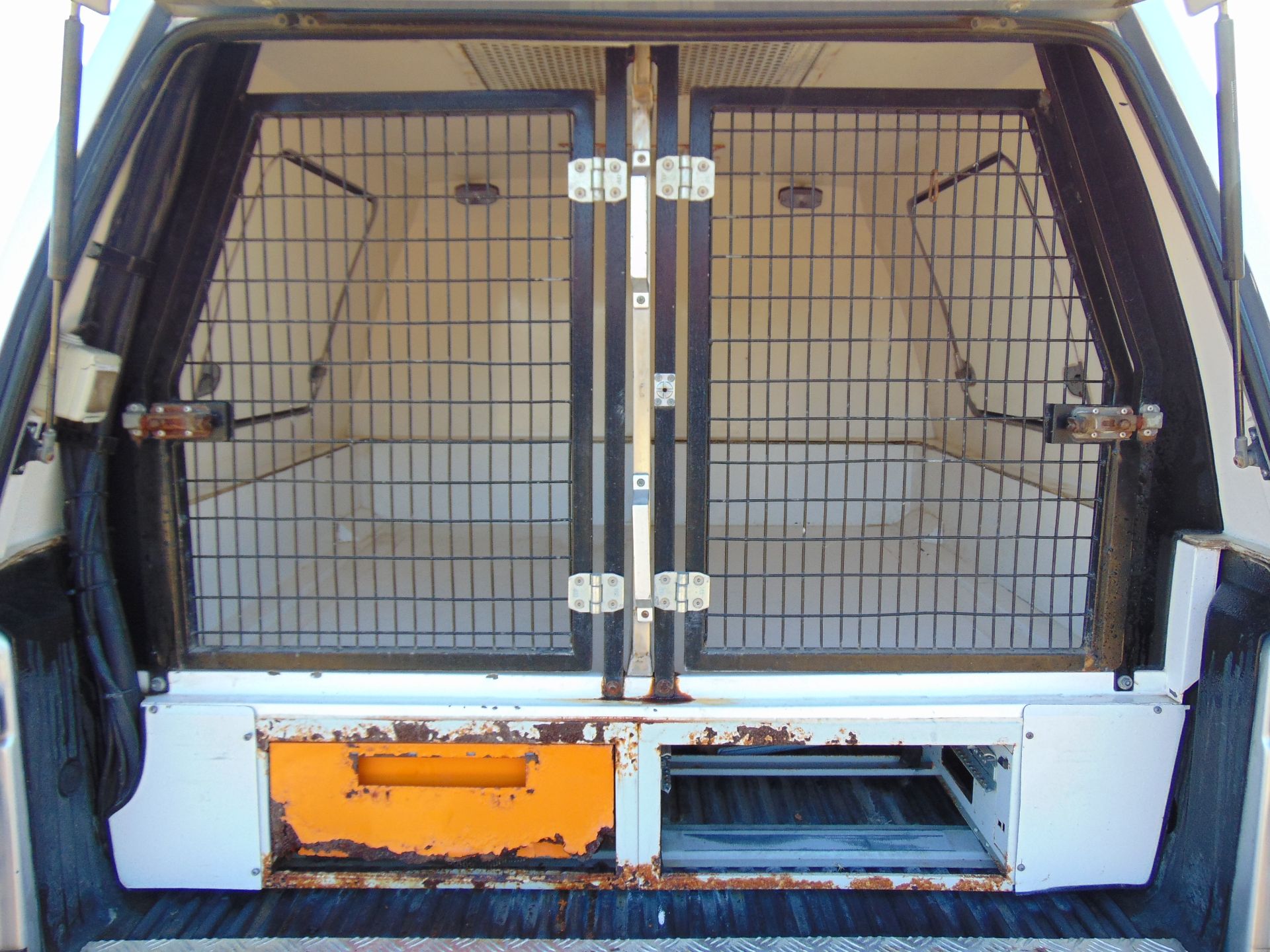 Isuzu D-Max Double Cab 2.5 Turbo Diesel 4 x 4 complete with twin rear dog cage fitted - Image 16 of 19