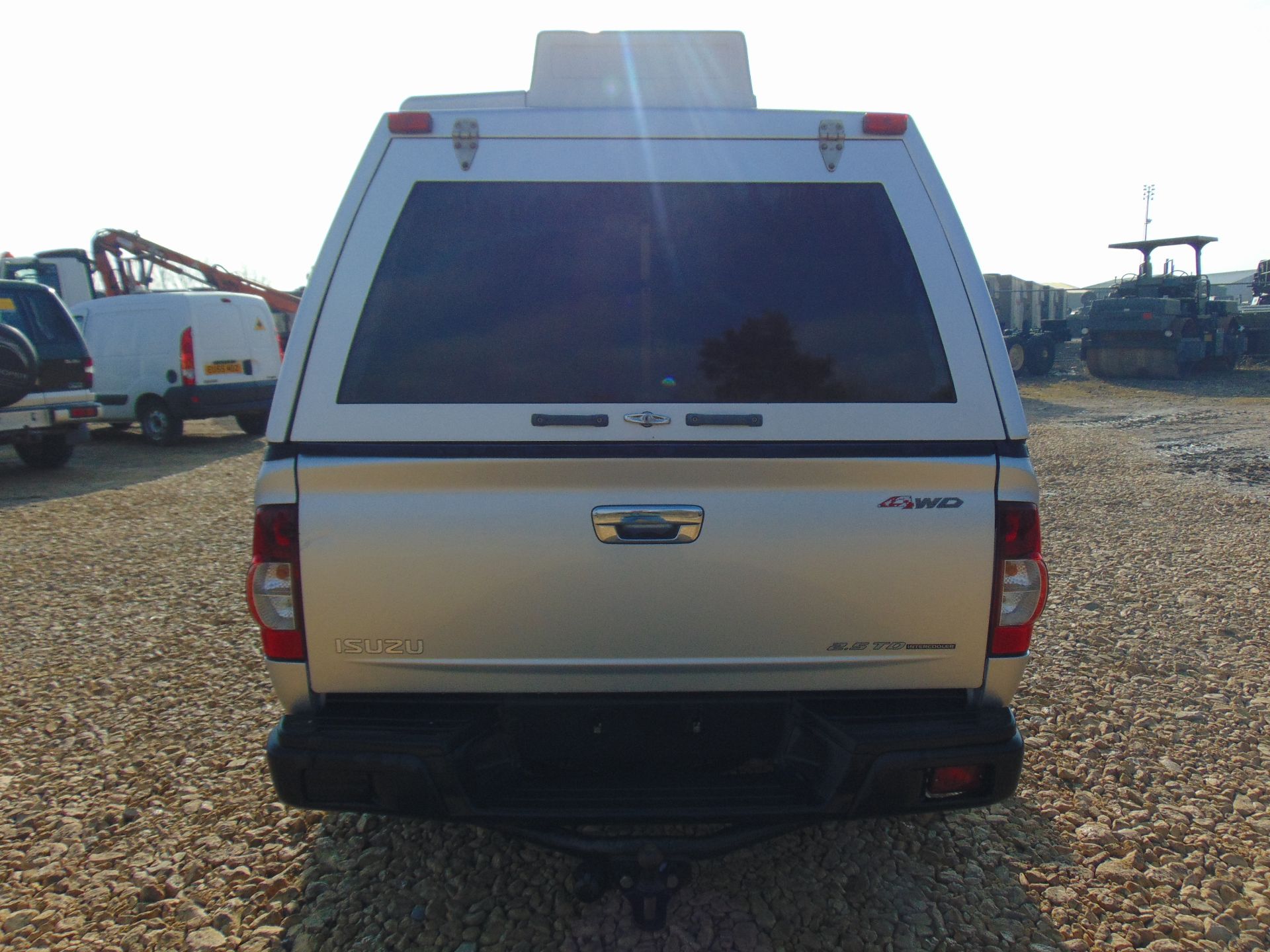 Isuzu D-Max Double Cab 2.5 Turbo Diesel 4 x 4 complete with twin rear dog cage fitted - Image 7 of 20