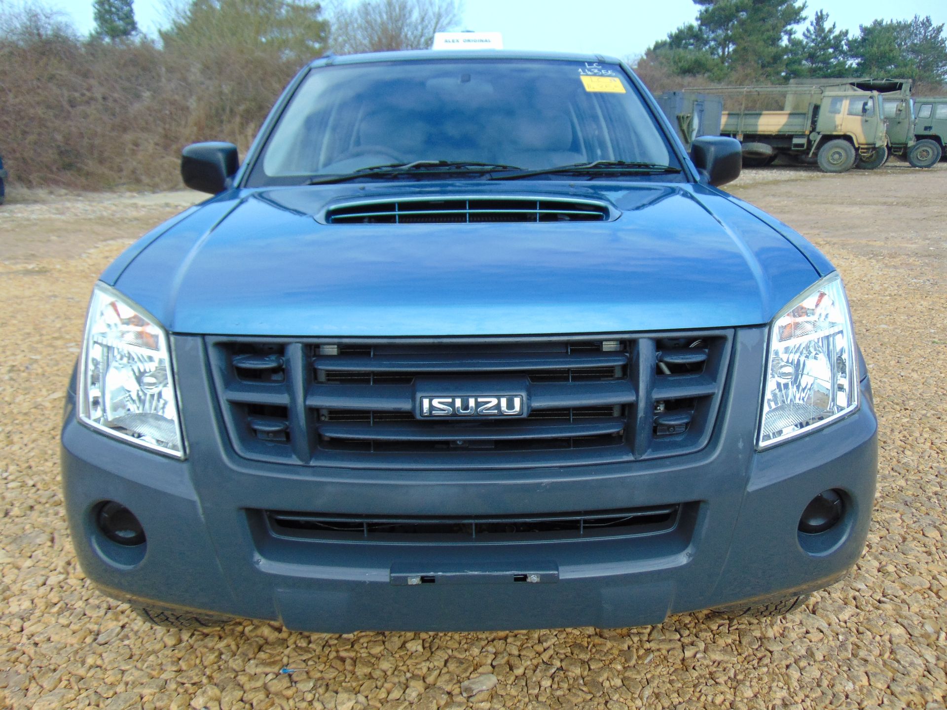 Isuzu D-Max Double Cab 2.5 Turbo Diesel 4 x 4 complete with twin rear dog cage fitted - Image 2 of 21