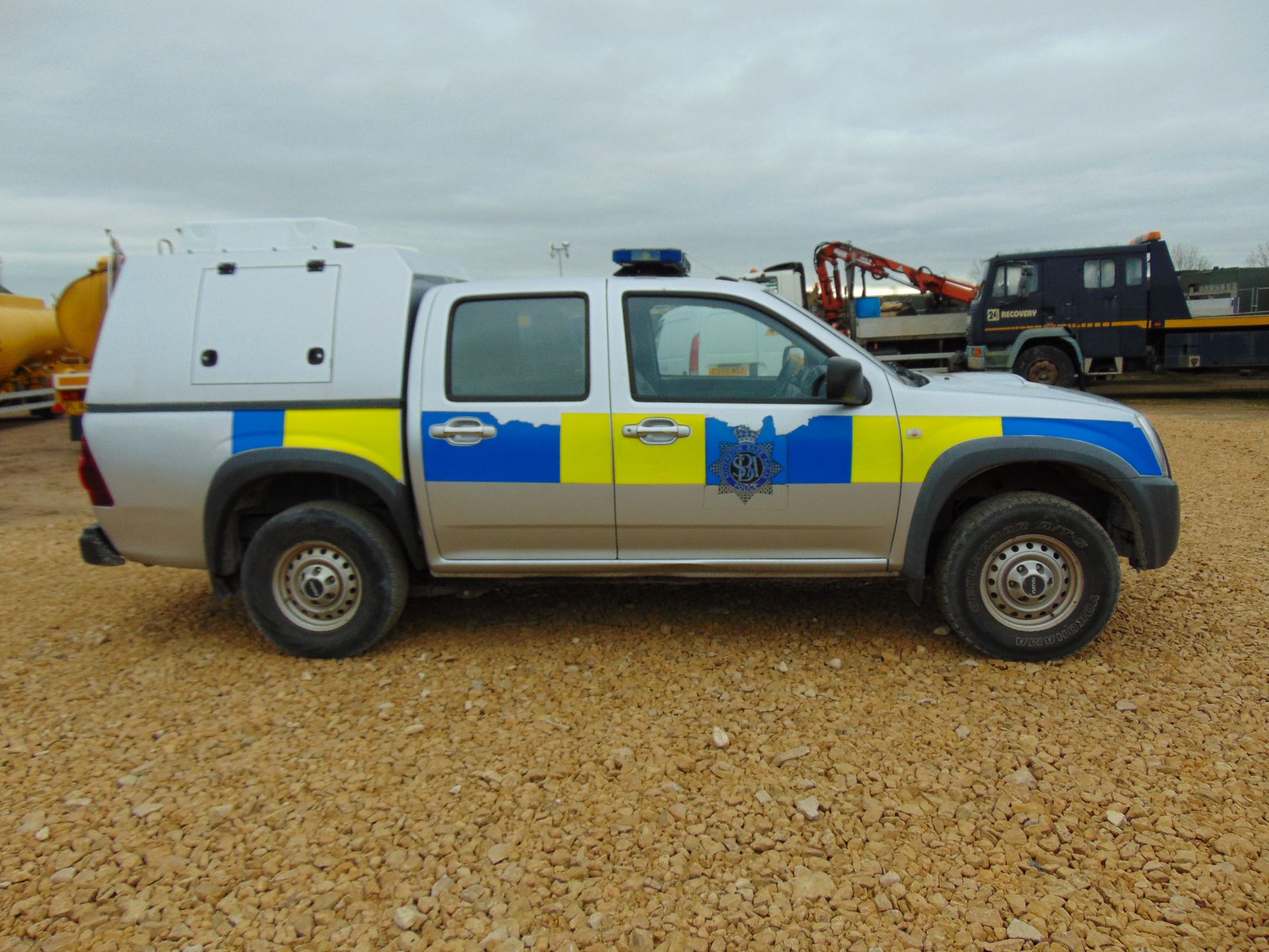 Isuzu D-Max Double Cab 2.5 Turbo Diesel 4 x 4 complete with twin rear dog cage fitted - Image 5 of 19