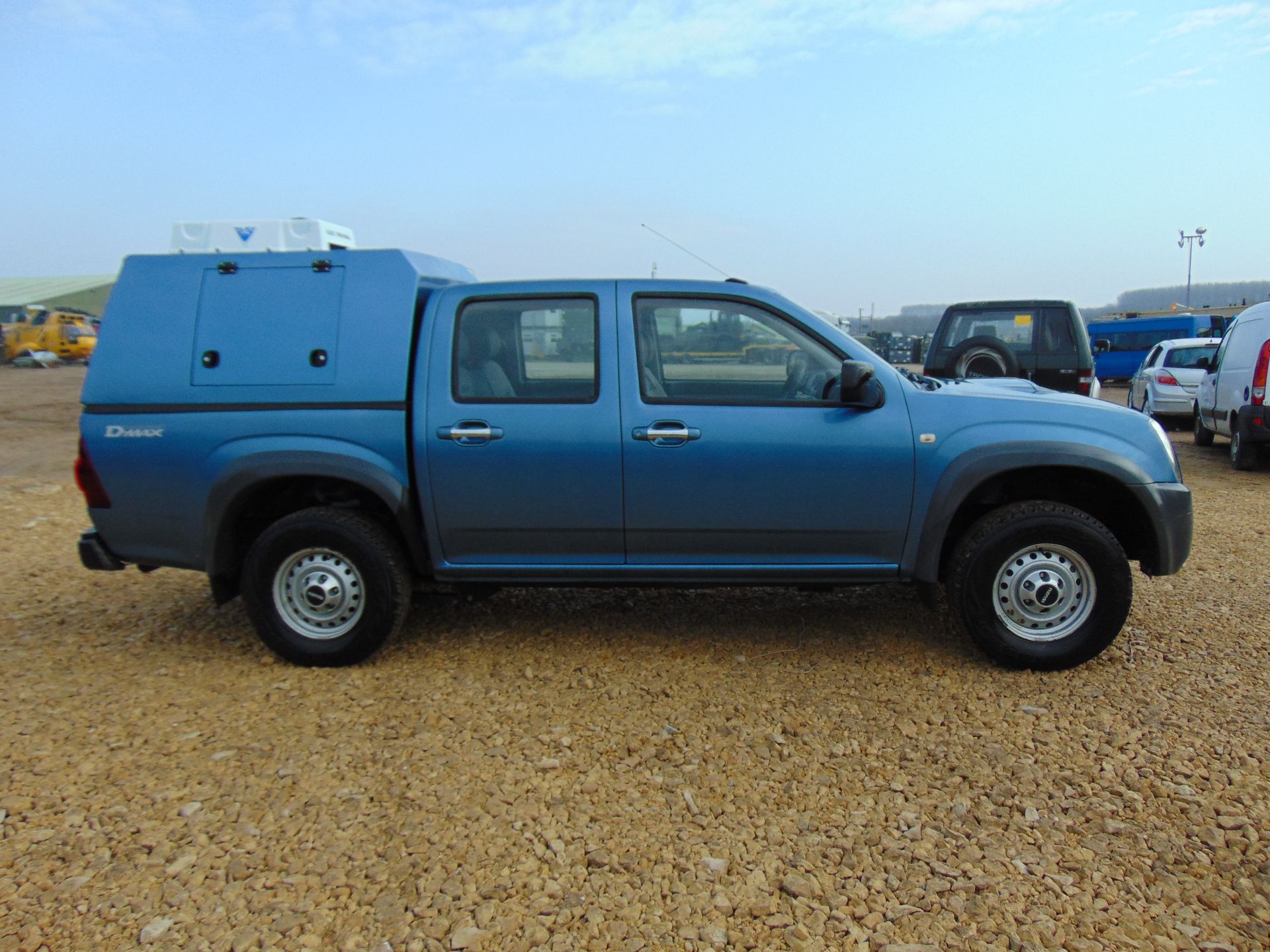 Isuzu D-Max Double Cab 2.5 Turbo Diesel 4 x 4 complete with twin rear dog cage fitted - Image 5 of 21