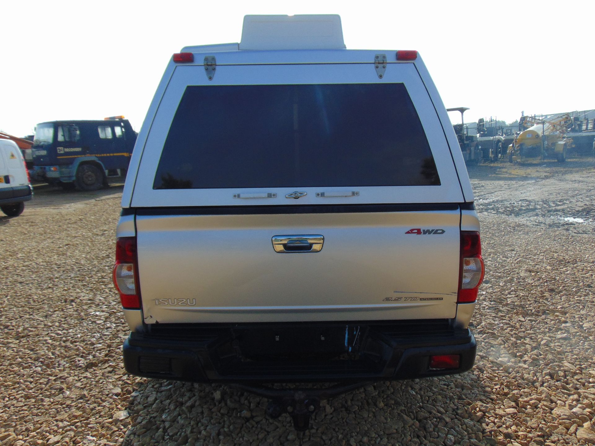 Isuzu D-Max Double Cab 2.5 Turbo Diesel 4 x 4 complete with twin rear dog cage fitted - Image 7 of 20