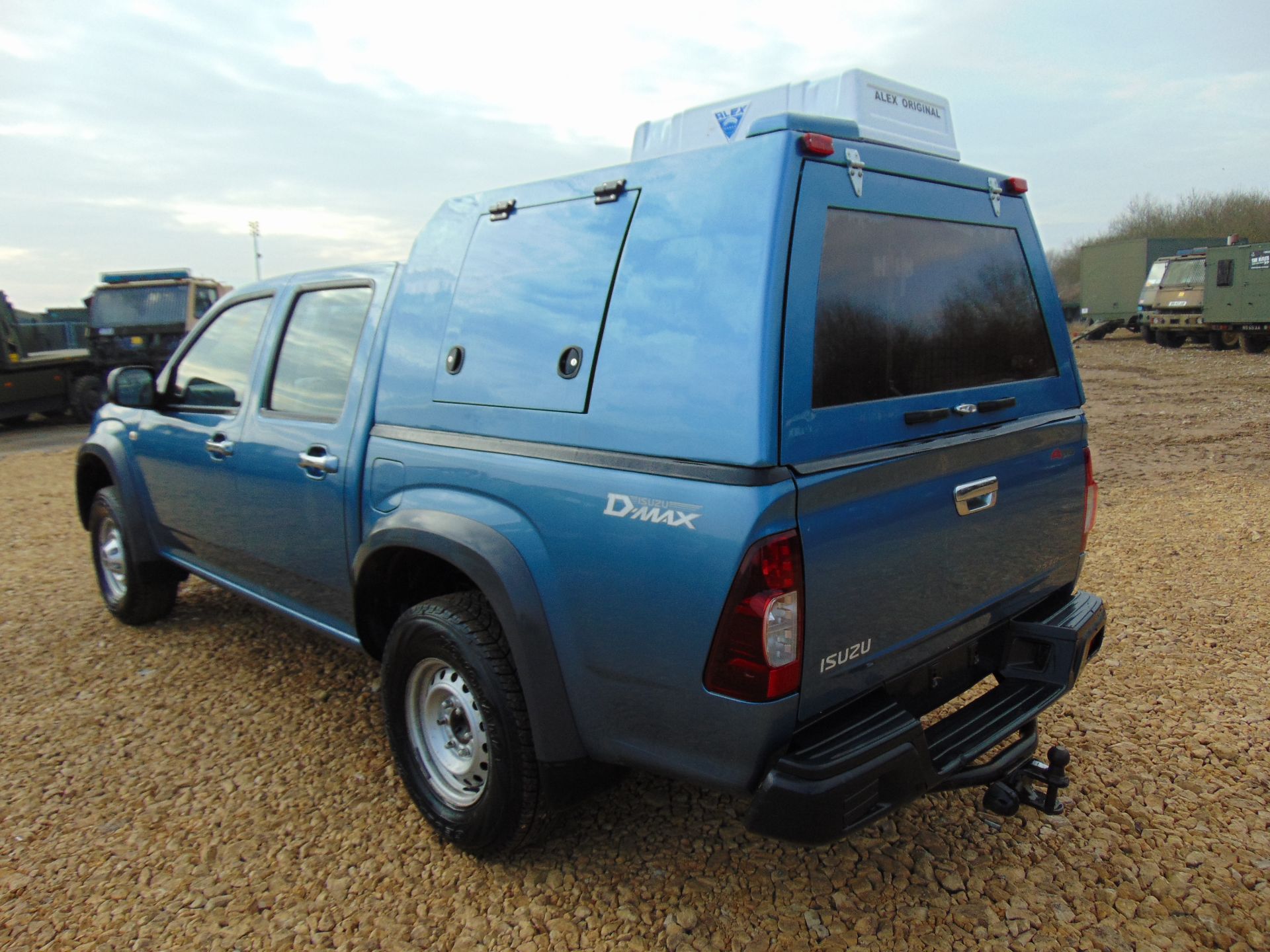 Isuzu D-Max Double Cab 2.5 Turbo Diesel 4 x 4 complete with twin rear dog cage fitted - Image 8 of 21