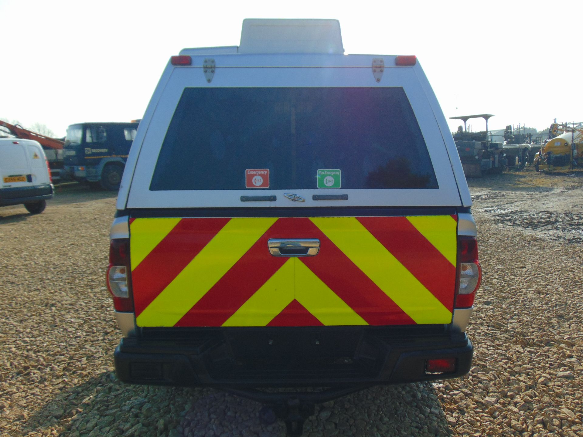 Isuzu D-Max Double Cab 2.5 Turbo Diesel 4 x 4 complete with twin rear dog cage fitted - Image 7 of 19