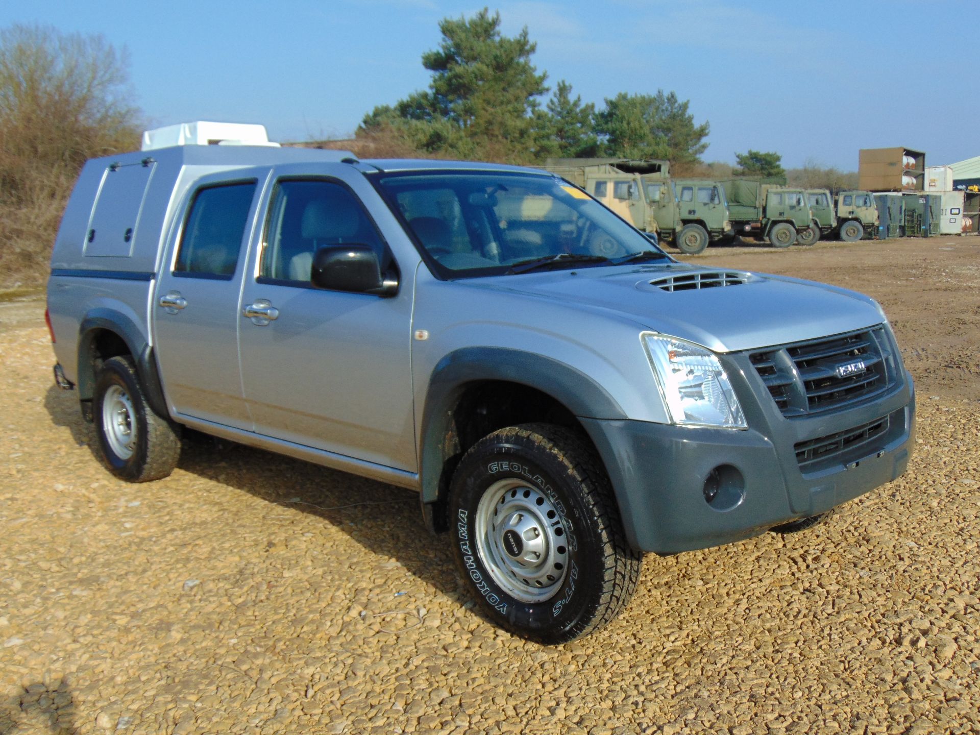 Isuzu D-Max Double Cab 2.5 Turbo Diesel 4 x 4 complete with twin rear dog cage fitted