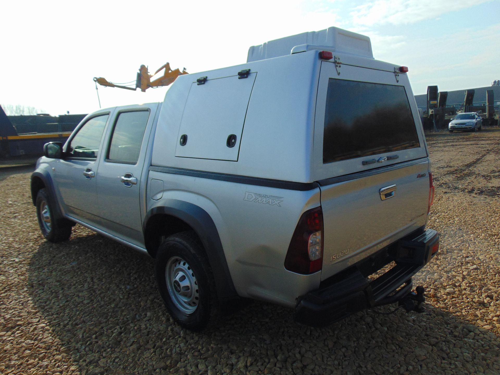 Isuzu D-Max Double Cab 2.5 Turbo Diesel 4 x 4 complete with twin rear dog cage fitted - Image 8 of 21