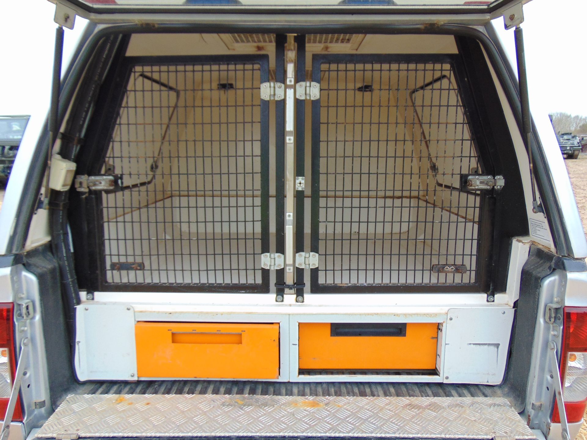 Isuzu D-Max Double Cab 2.5 Turbo Diesel 4 x 4 complete with twin rear dog cage fitted - Image 16 of 19