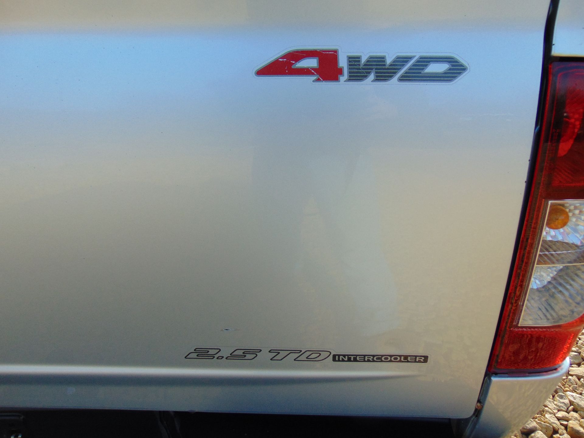 Isuzu D-Max Double Cab 2.5 Turbo Diesel 4 x 4 complete with twin rear dog cage fitted - Image 9 of 21