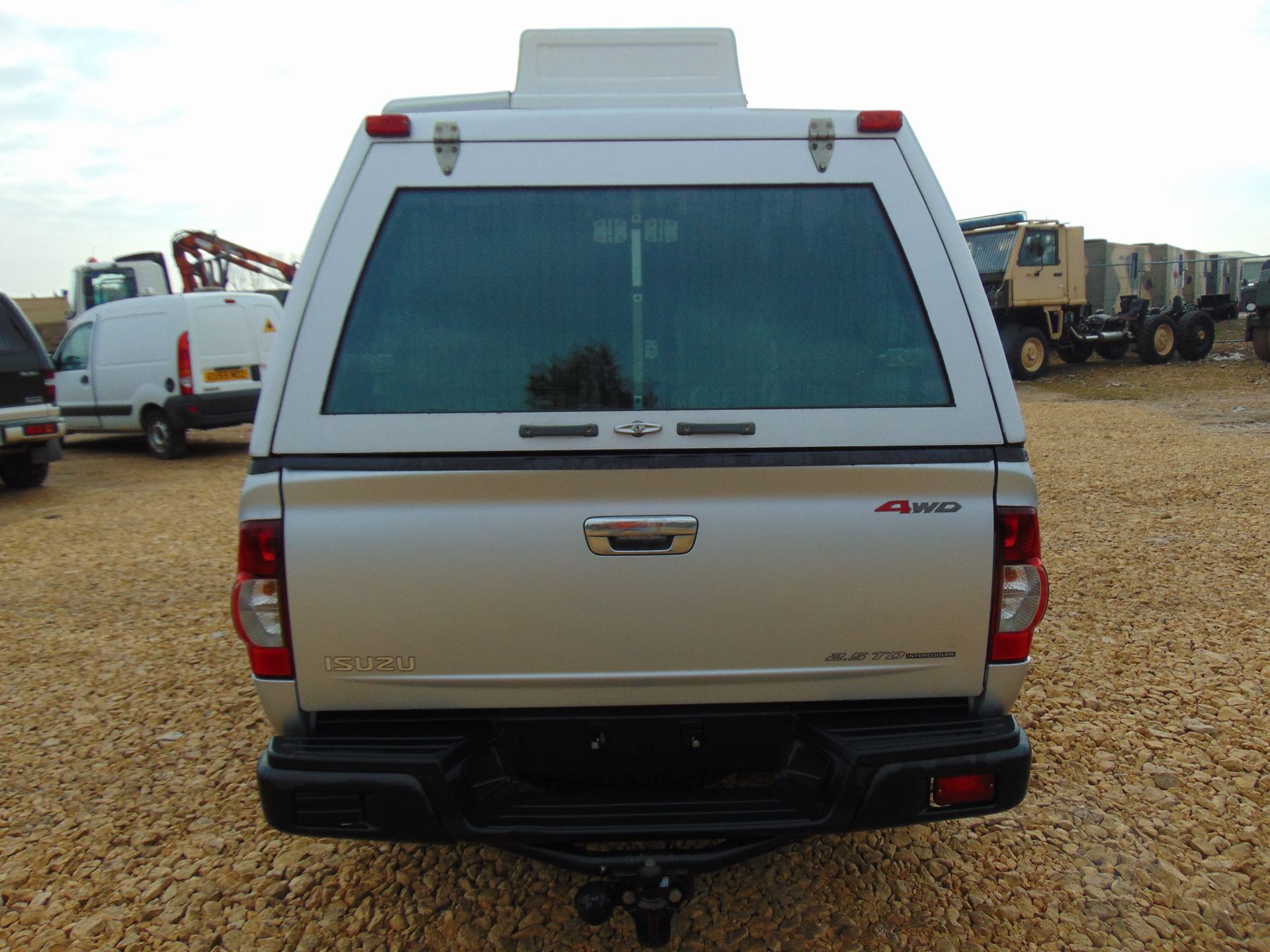 Isuzu D-Max Double Cab 2.5 Turbo Diesel 4 x 4 complete with twin rear dog cage fitted - Image 7 of 20