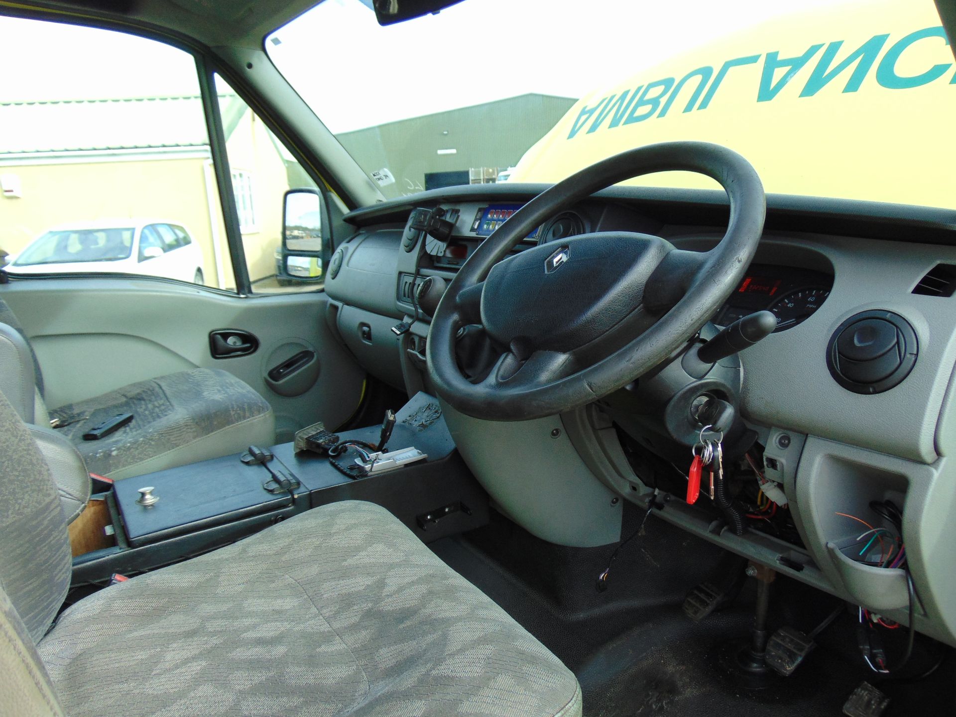 Renault Master 2.5 DCI ambulance - Image 11 of 19