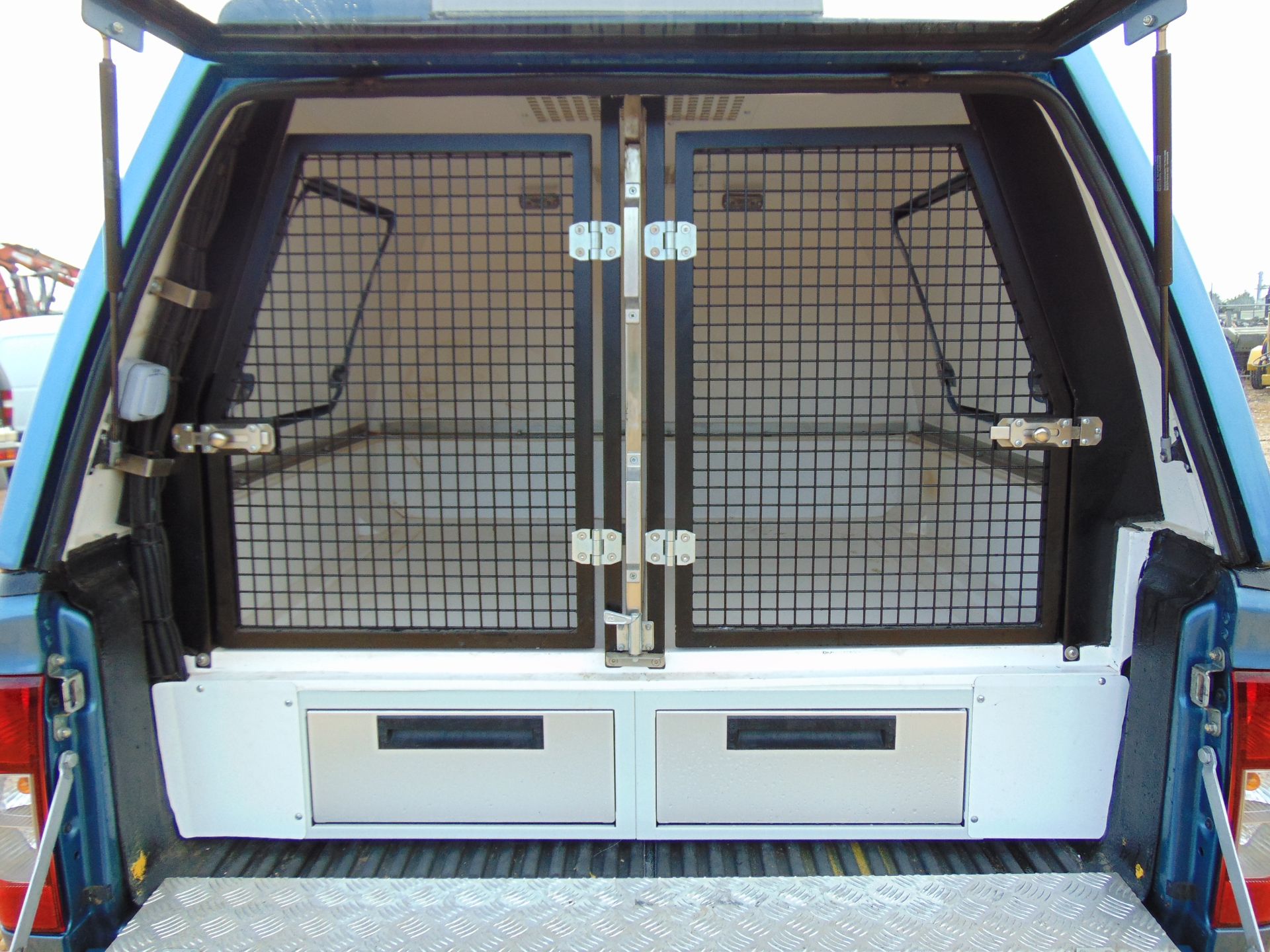 Isuzu D-Max Double Cab 2.5 Turbo Diesel 4 x 4 complete with twin rear dog cage fitted - Image 18 of 21