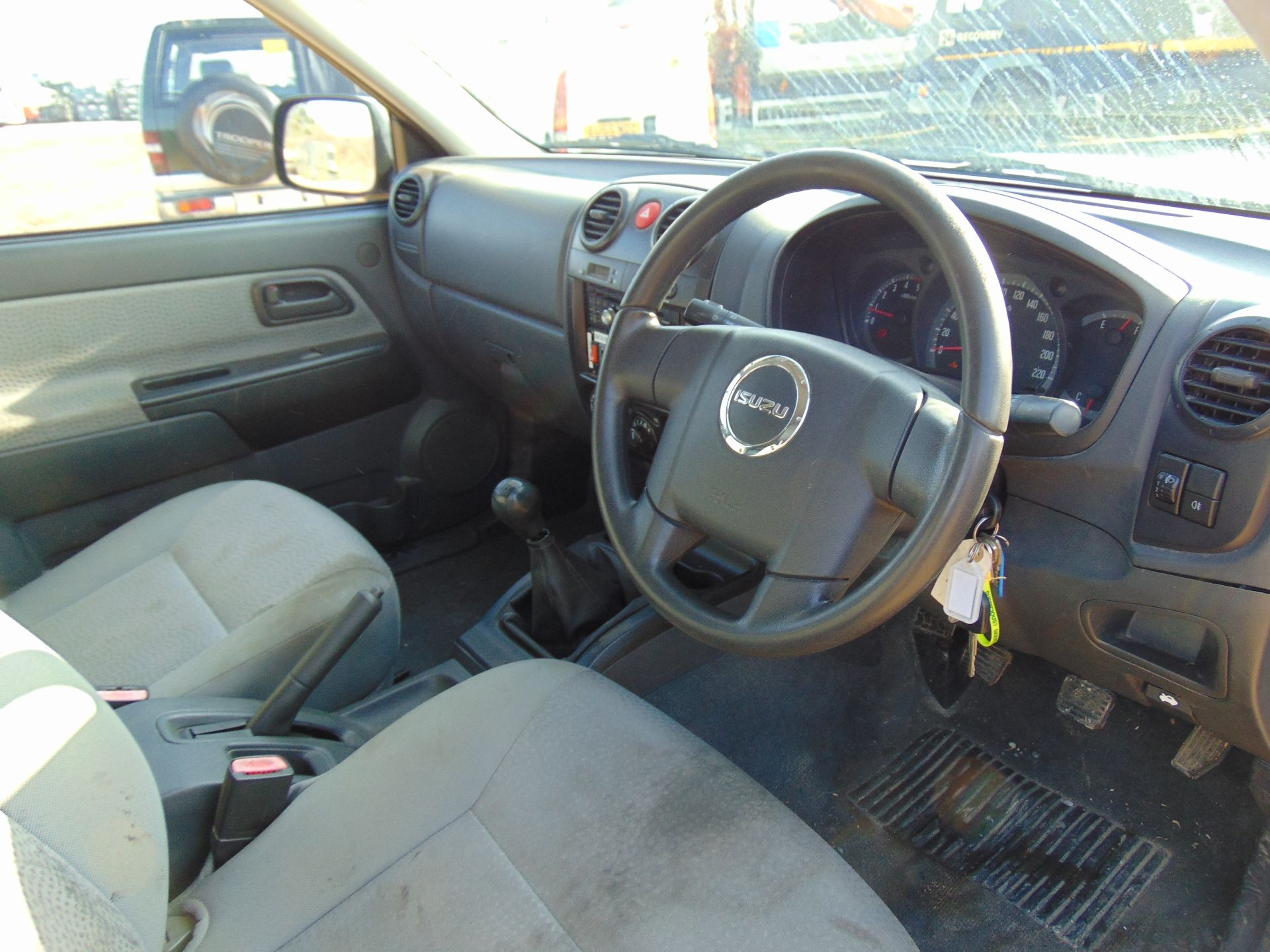 Isuzu D-Max Double Cab 2.5 Turbo Diesel 4 x 4 complete with twin rear dog cage fitted - Image 11 of 19