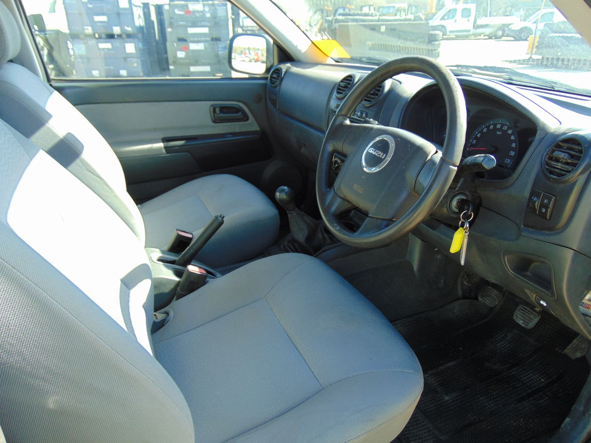 Isuzu D-Max Double Cab 2.5 Turbo Diesel 4 x 4 - Image 12 of 17