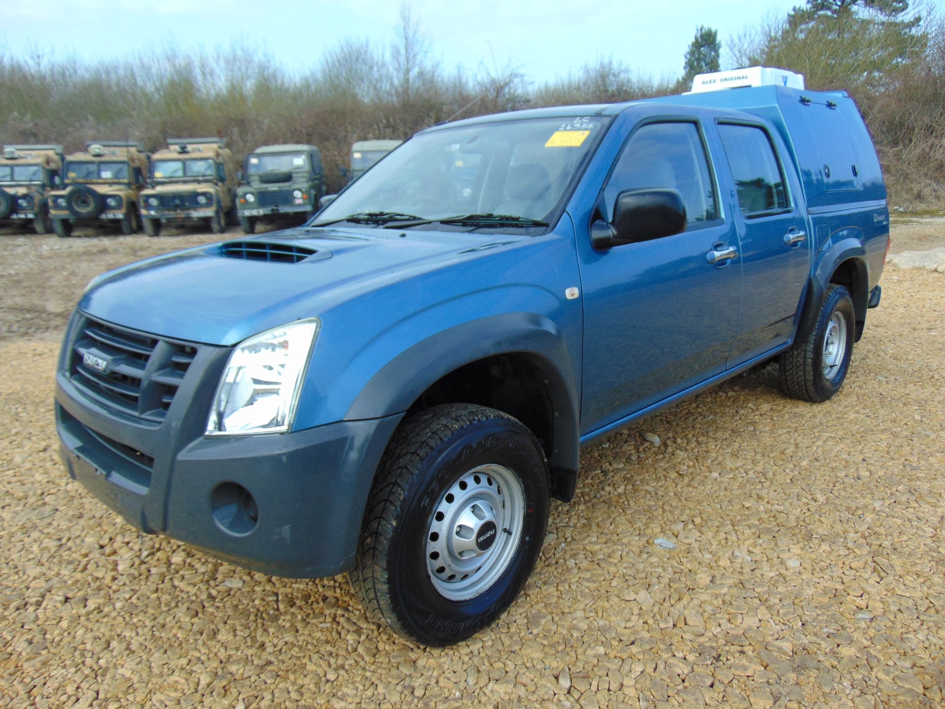 Isuzu D-Max Double Cab 2.5 Turbo Diesel 4 x 4 complete with twin rear dog cage fitted - Image 3 of 21