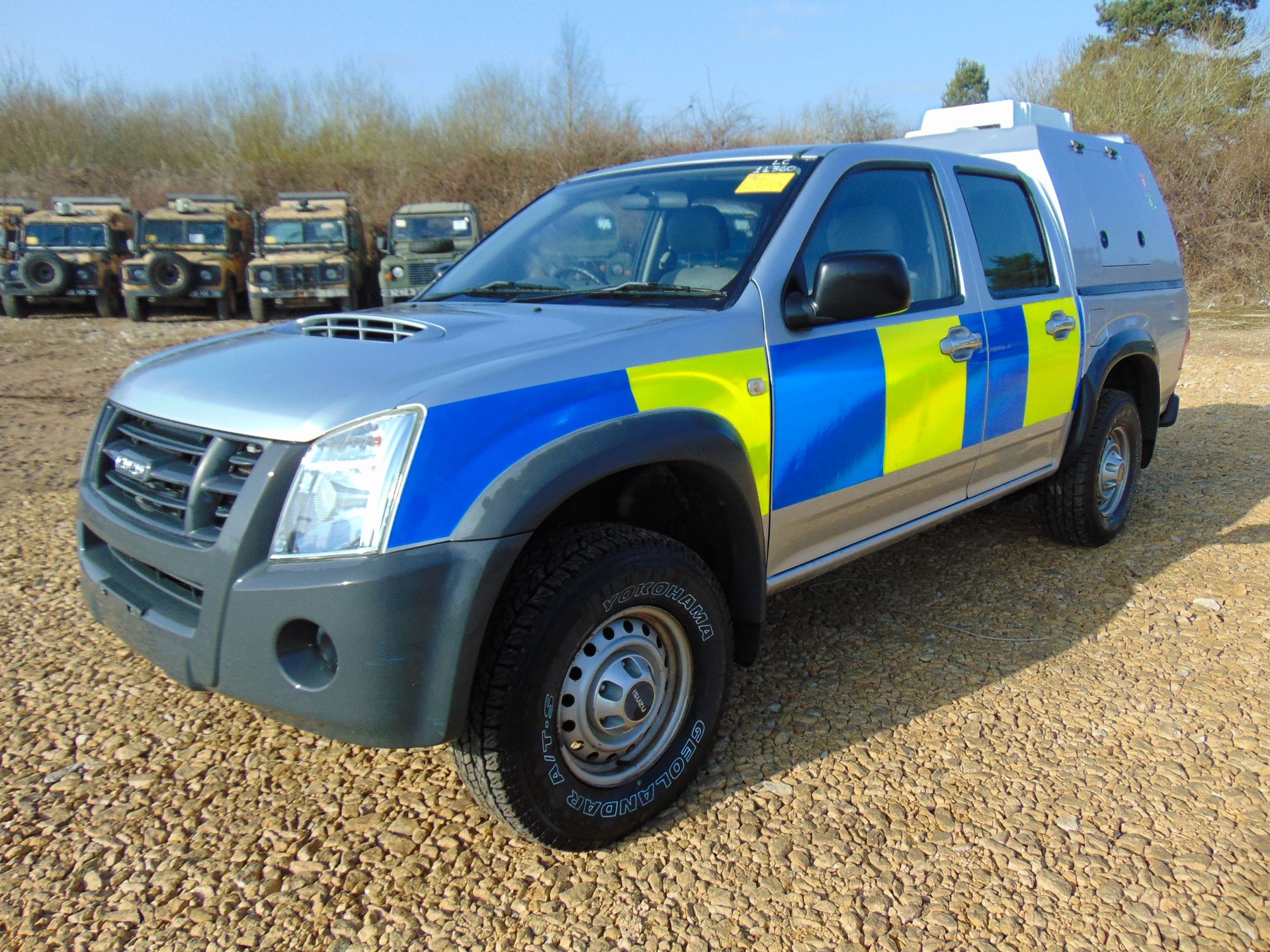 Isuzu D-Max Double Cab 2.5 Turbo Diesel 4 x 4 complete with twin rear dog cage fitted - Image 3 of 19