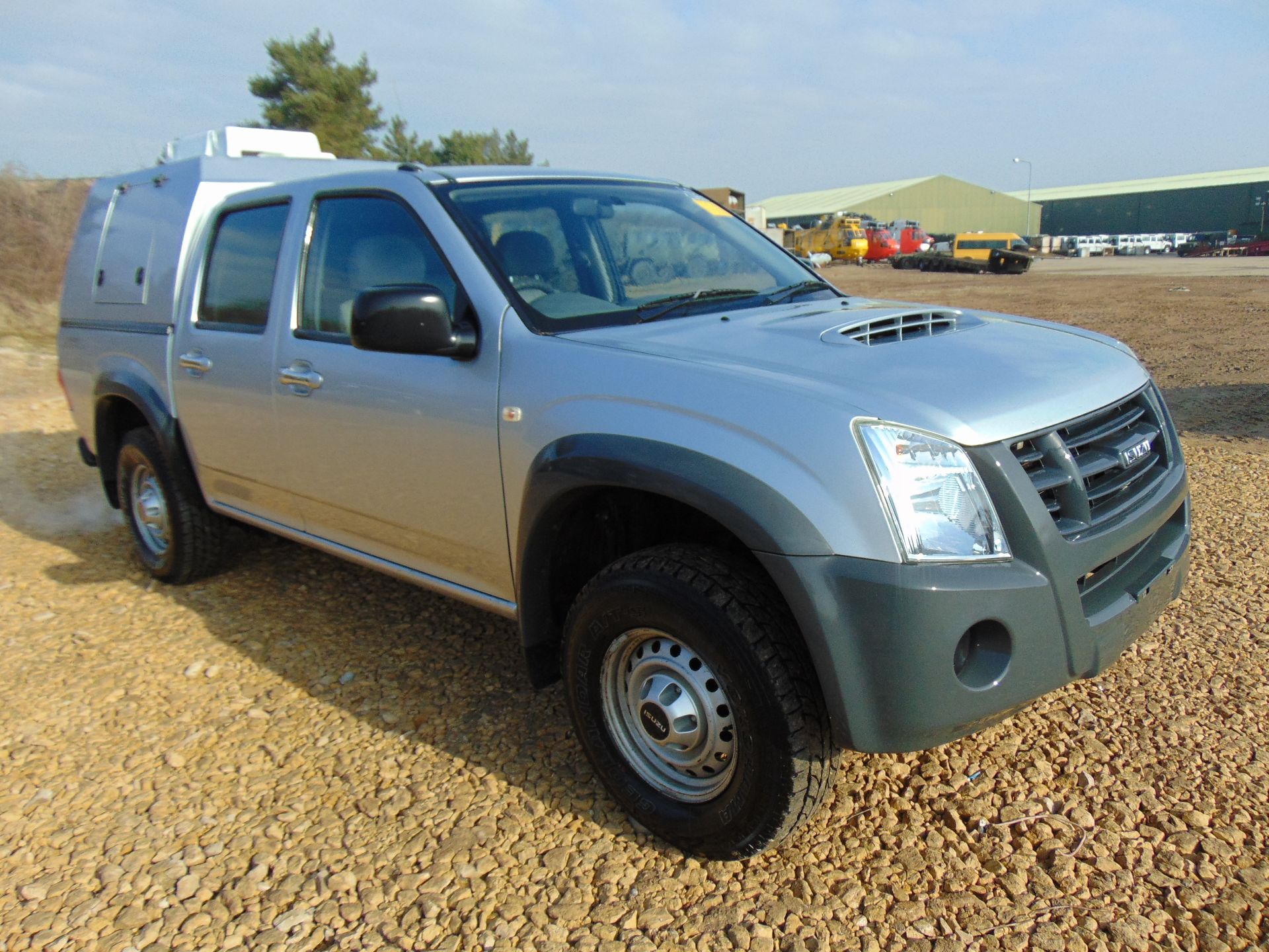 Isuzu D-Max Double Cab 2.5 Turbo Diesel 4 x 4 complete with twin rear dog cage fitted