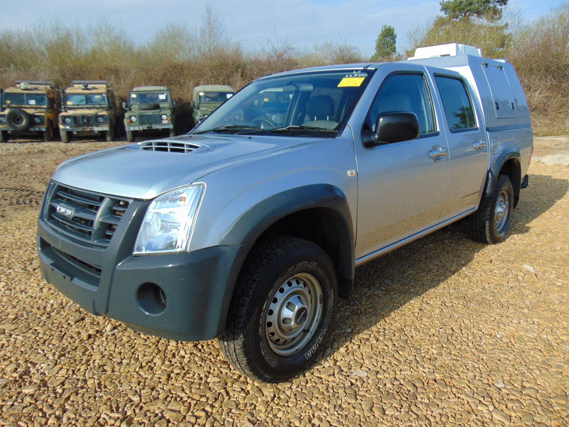 Isuzu D-Max Double Cab 2.5 Turbo Diesel 4 x 4 complete with twin rear dog cage fitted - Image 3 of 20