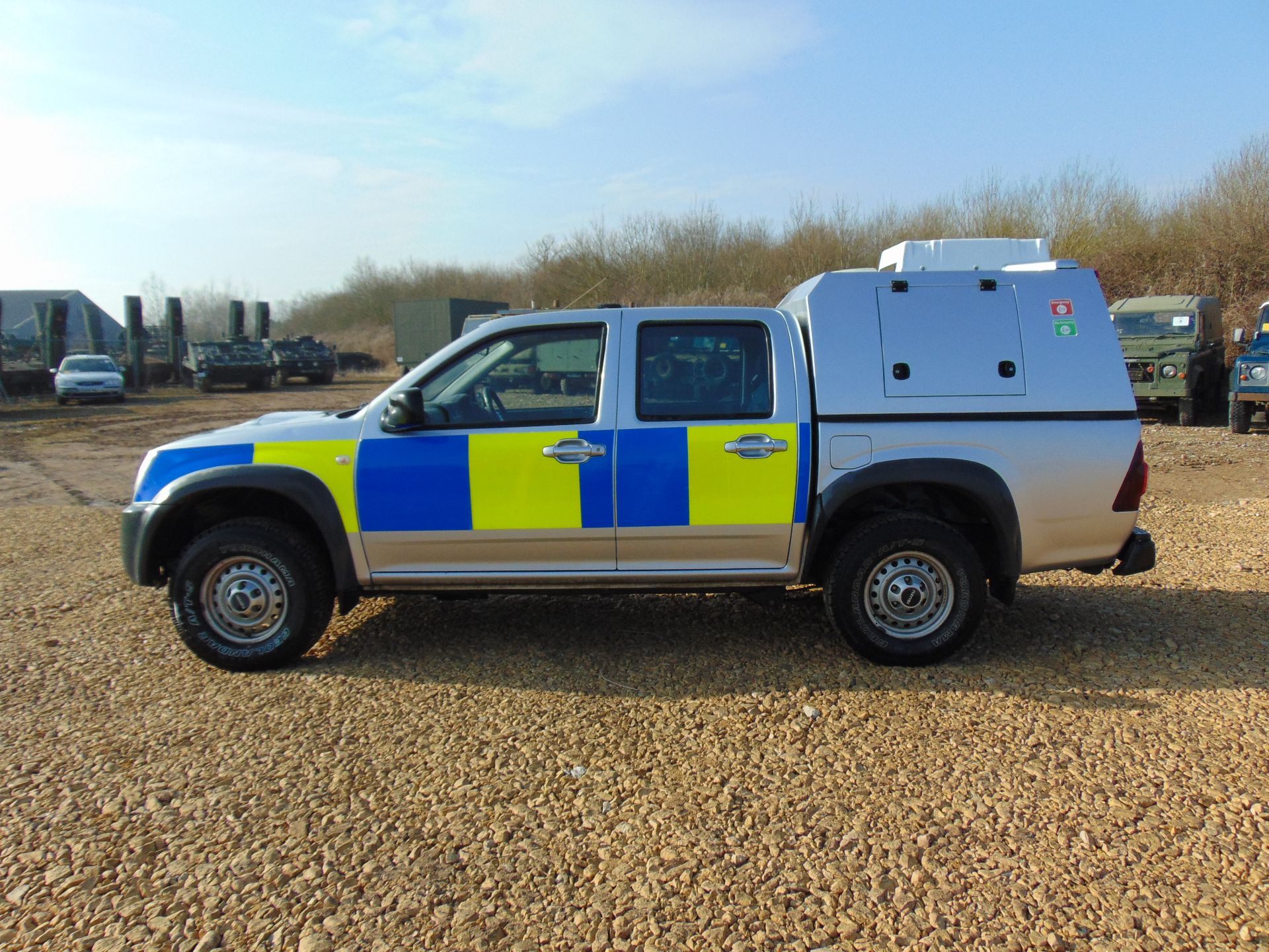 Isuzu D-Max Double Cab 2.5 Turbo Diesel 4 x 4 complete with twin rear dog cage fitted - Image 4 of 19