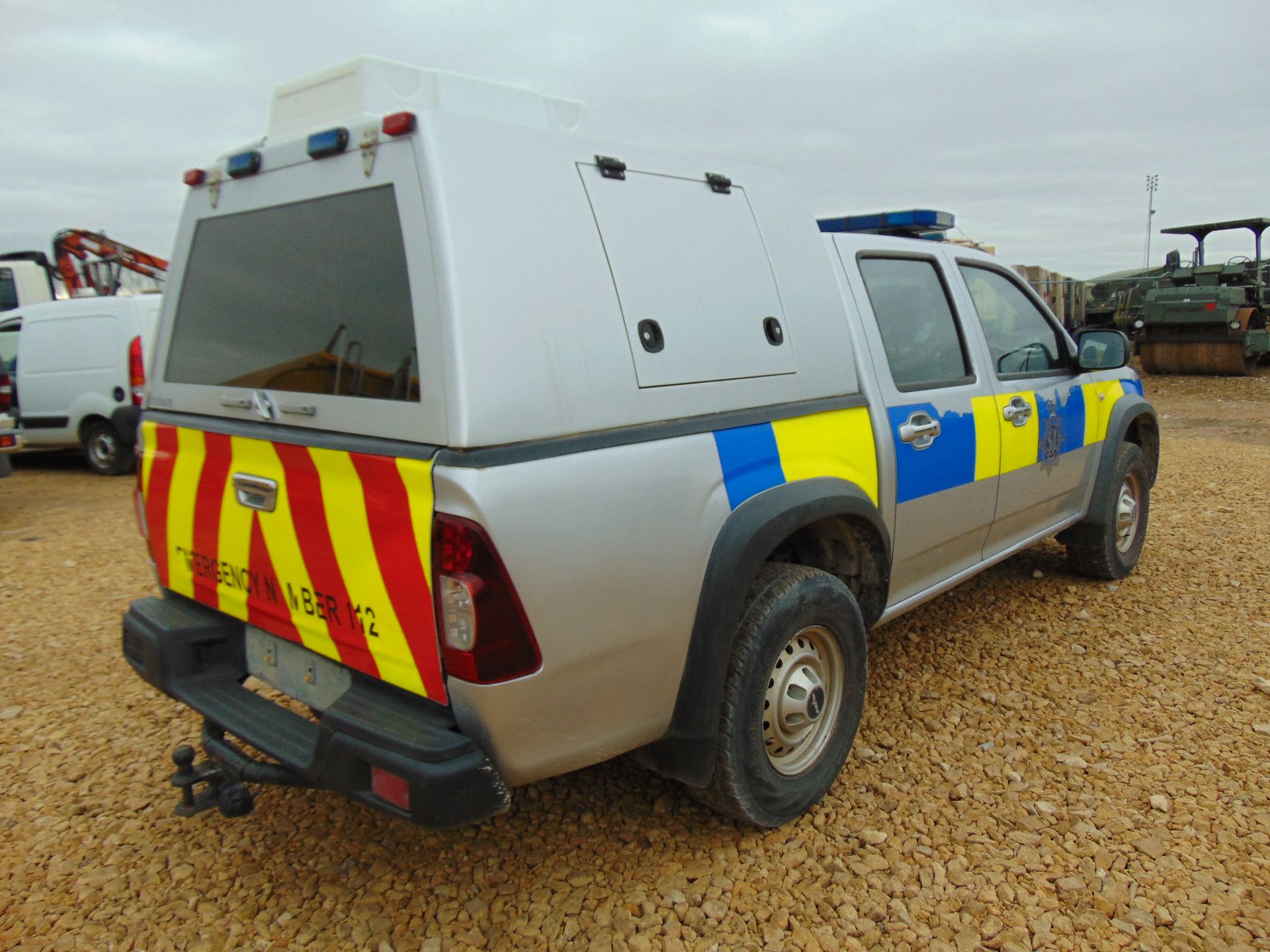 Isuzu D-Max Double Cab 2.5 Turbo Diesel 4 x 4 complete with twin rear dog cage fitted - Image 6 of 19