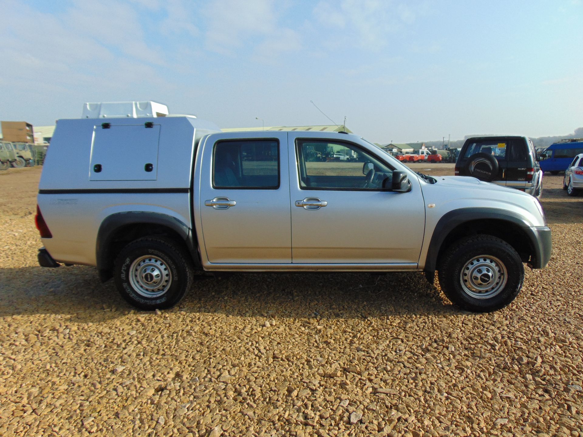 Isuzu D-Max Double Cab 2.5 Turbo Diesel 4 x 4 complete with twin rear dog cage fitted - Image 5 of 20