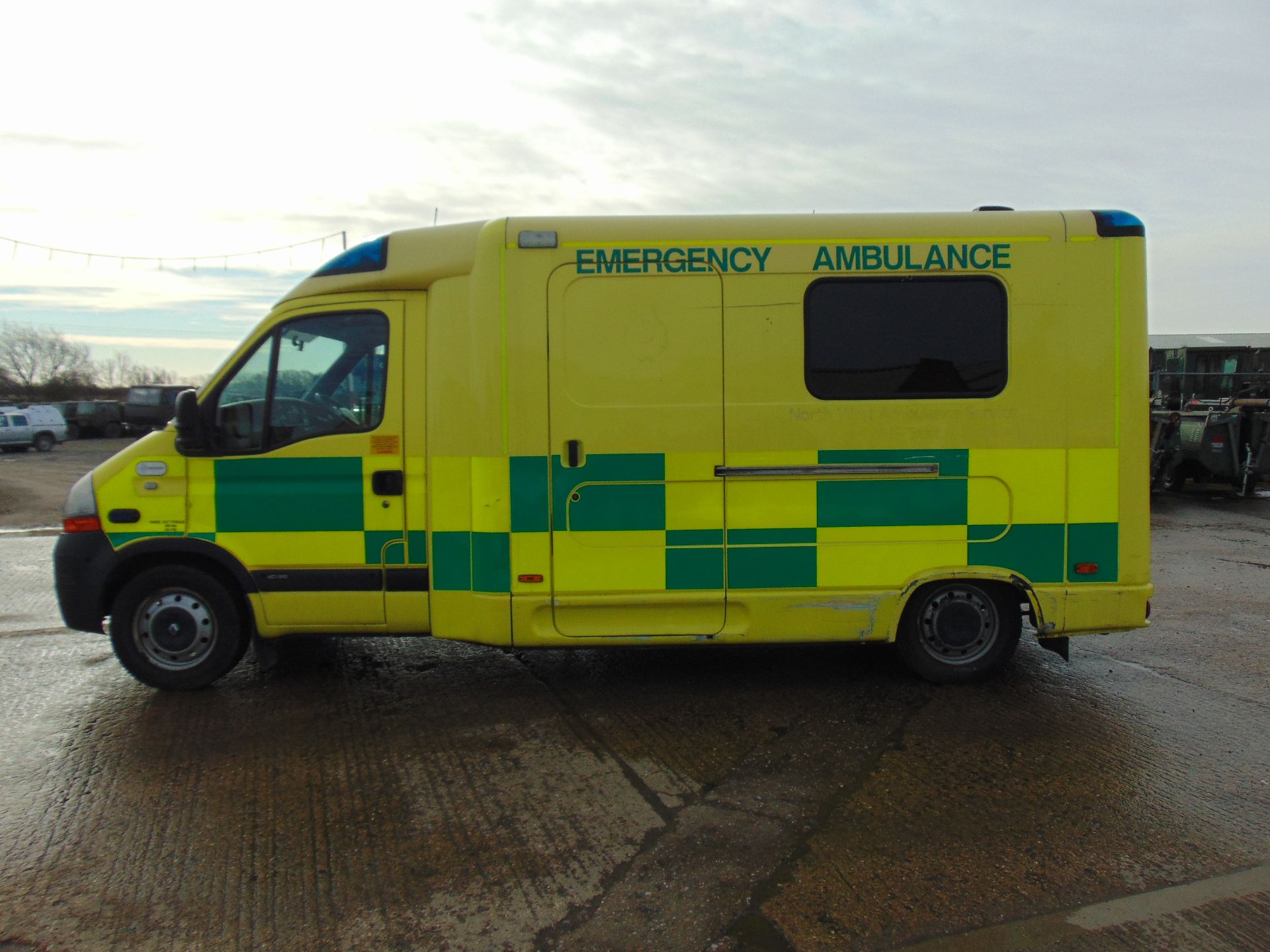 Renault Master 2.5 DCI ambulance - Image 4 of 19