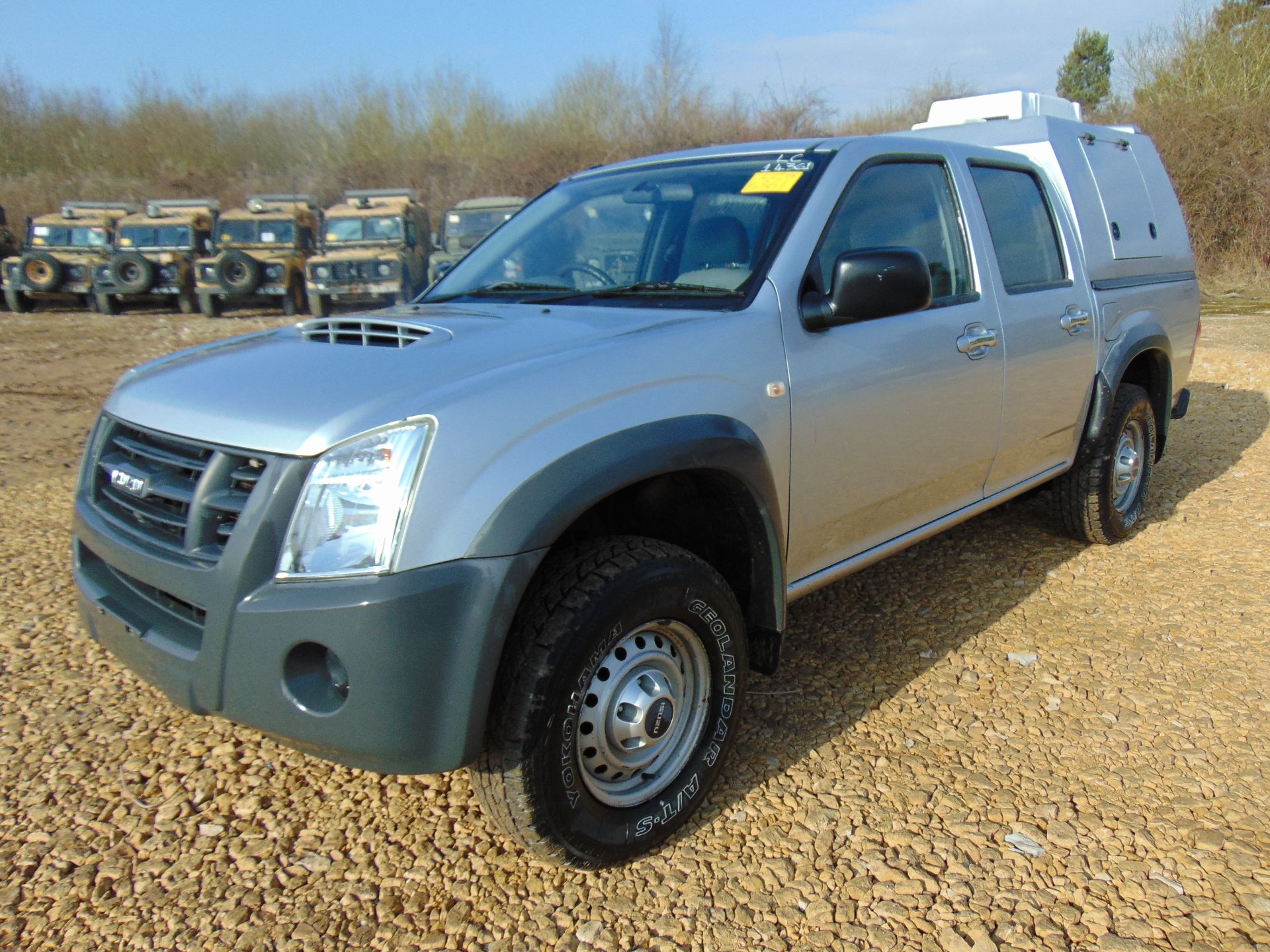 Isuzu D-Max Double Cab 2.5 Turbo Diesel 4 x 4 complete with twin rear dog cage fitted - Image 3 of 20