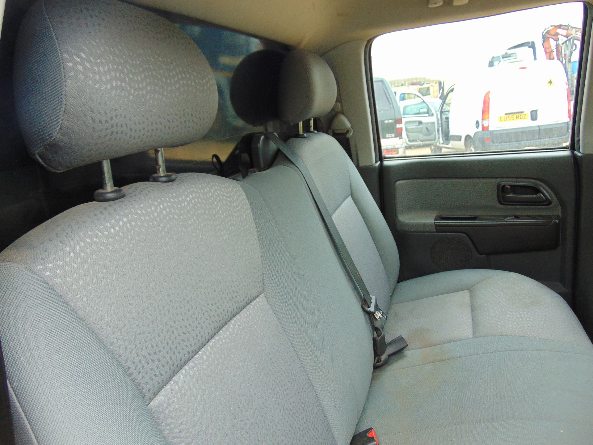 Isuzu D-Max Double Cab 2.5 Turbo Diesel 4 x 4 complete with twin rear dog cage fitted - Image 13 of 19