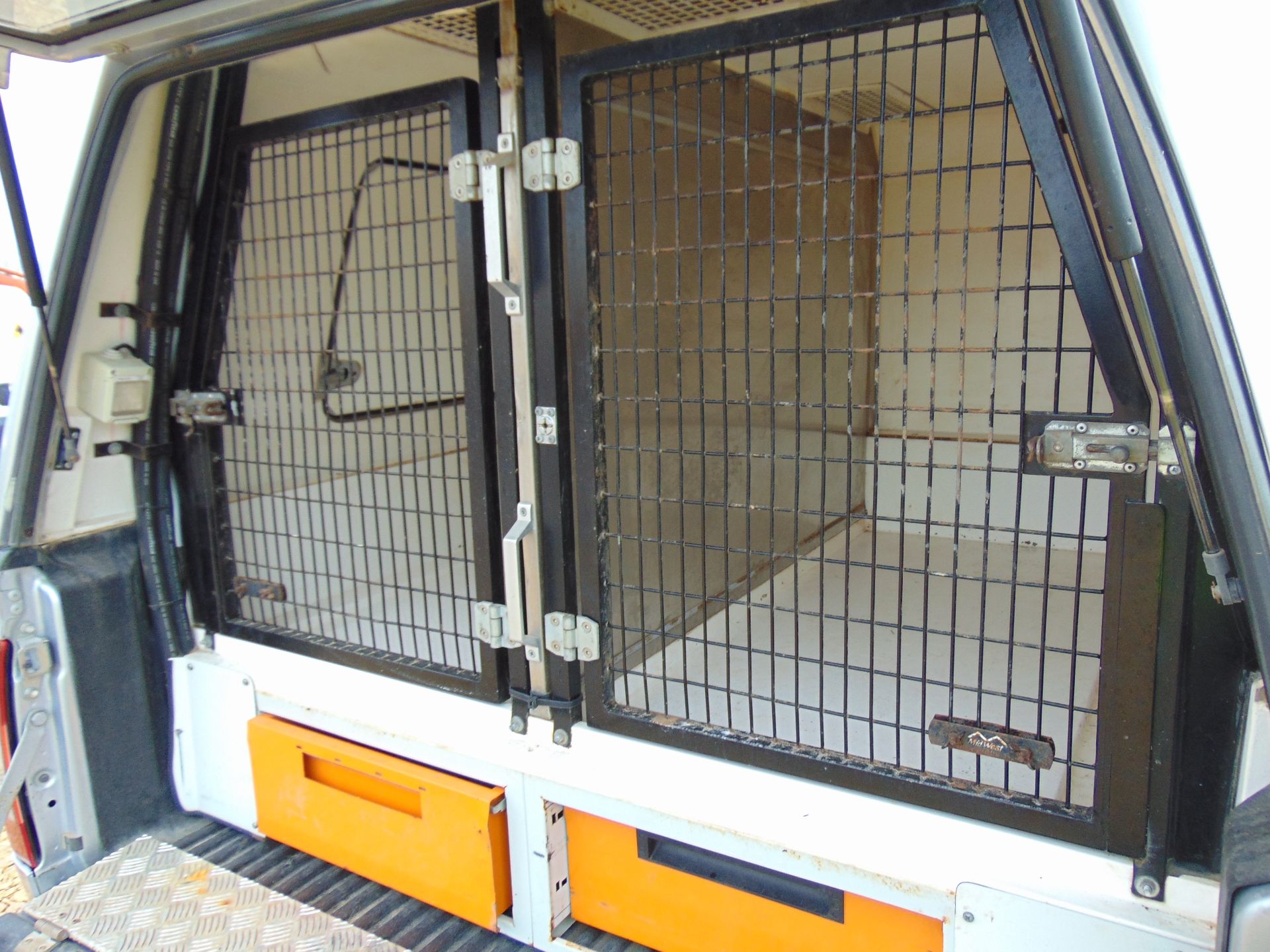 Isuzu D-Max Double Cab 2.5 Turbo Diesel 4 x 4 complete with twin rear dog cage fitted - Image 17 of 19
