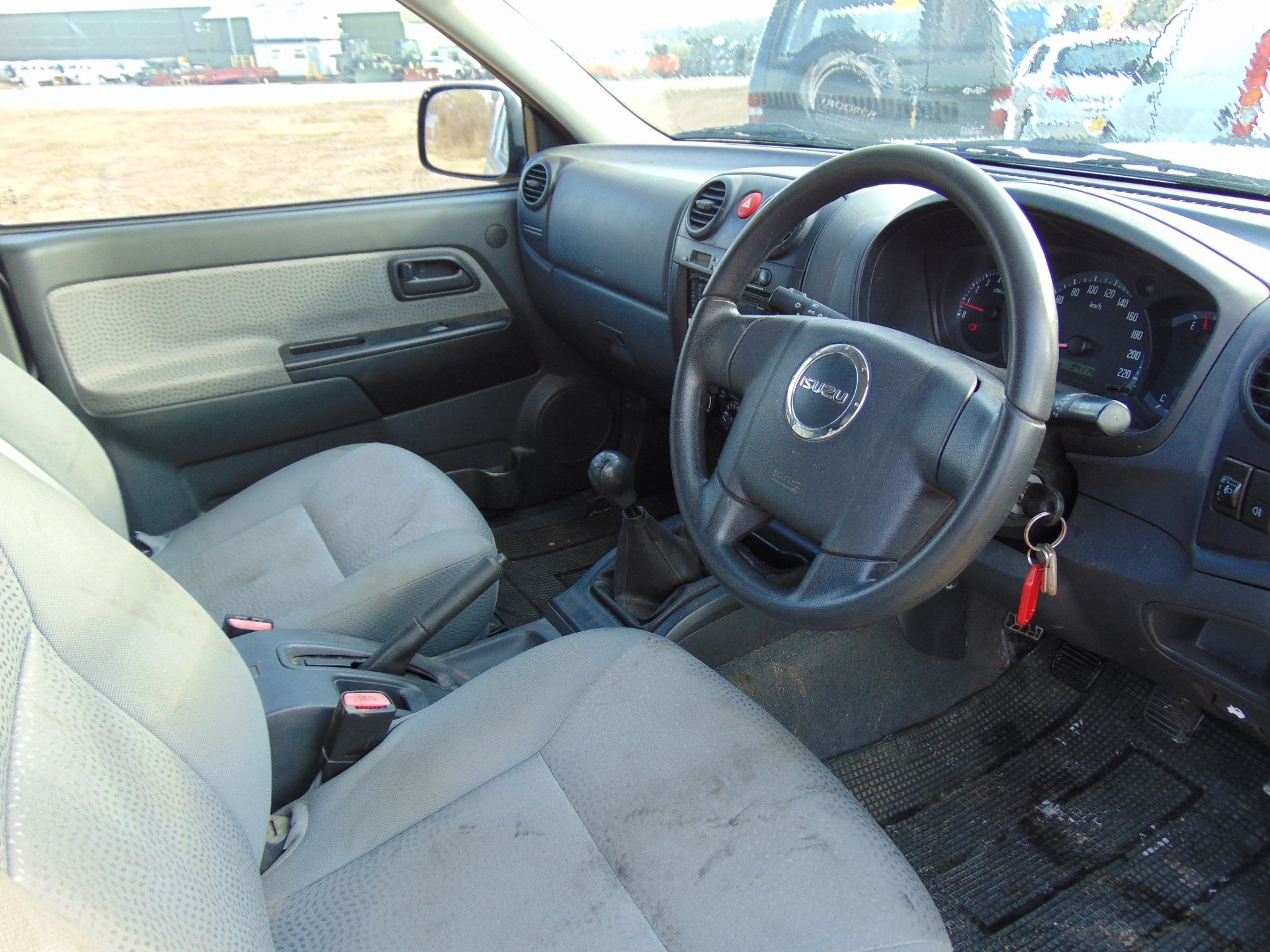 Isuzu D-Max Double Cab 2.5 Turbo Diesel 4 x 4 complete with twin rear dog cage fitted - Image 12 of 21