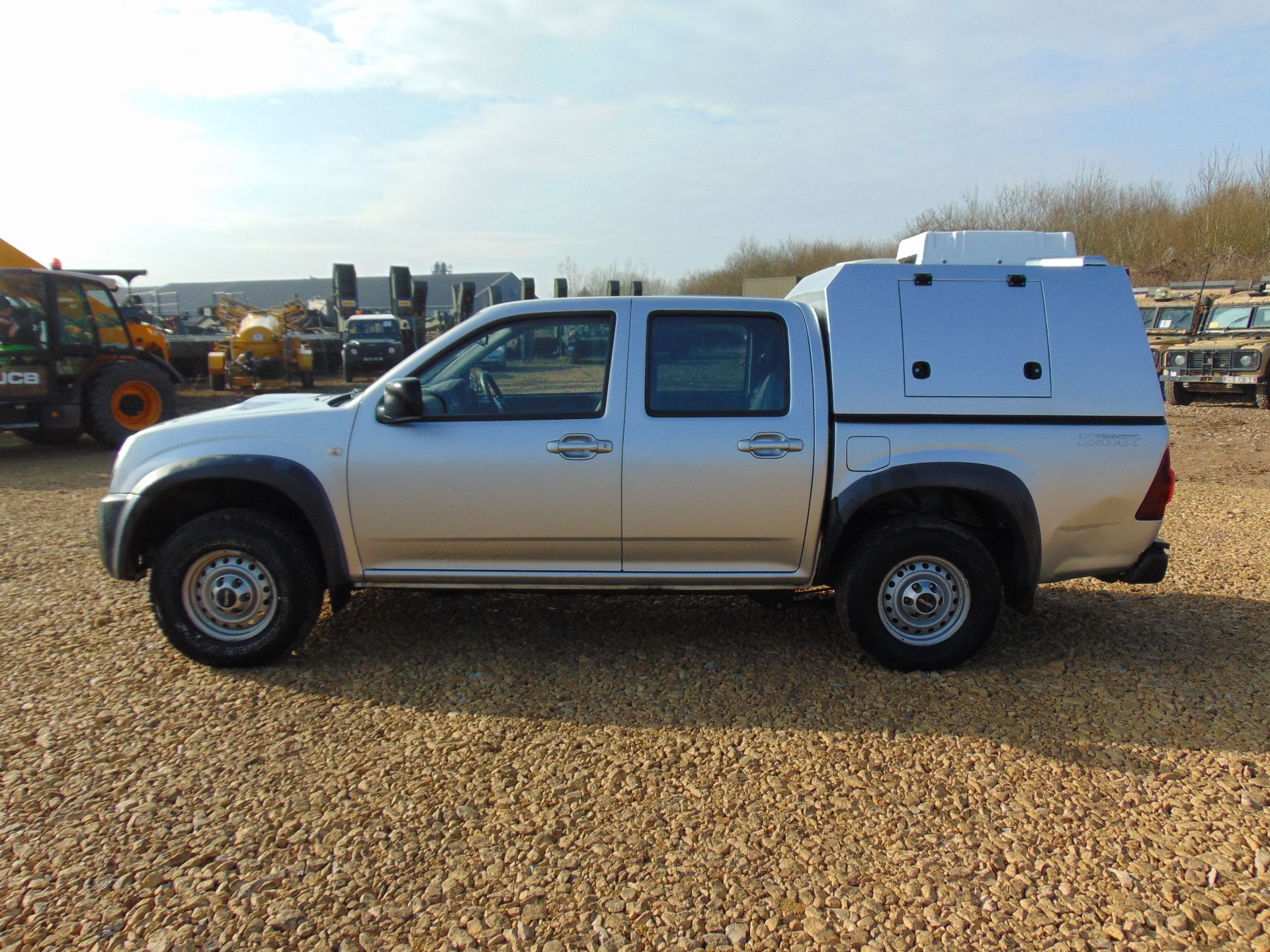 Isuzu D-Max Double Cab 2.5 Turbo Diesel 4 x 4 complete with twin rear dog cage fitted - Image 4 of 21