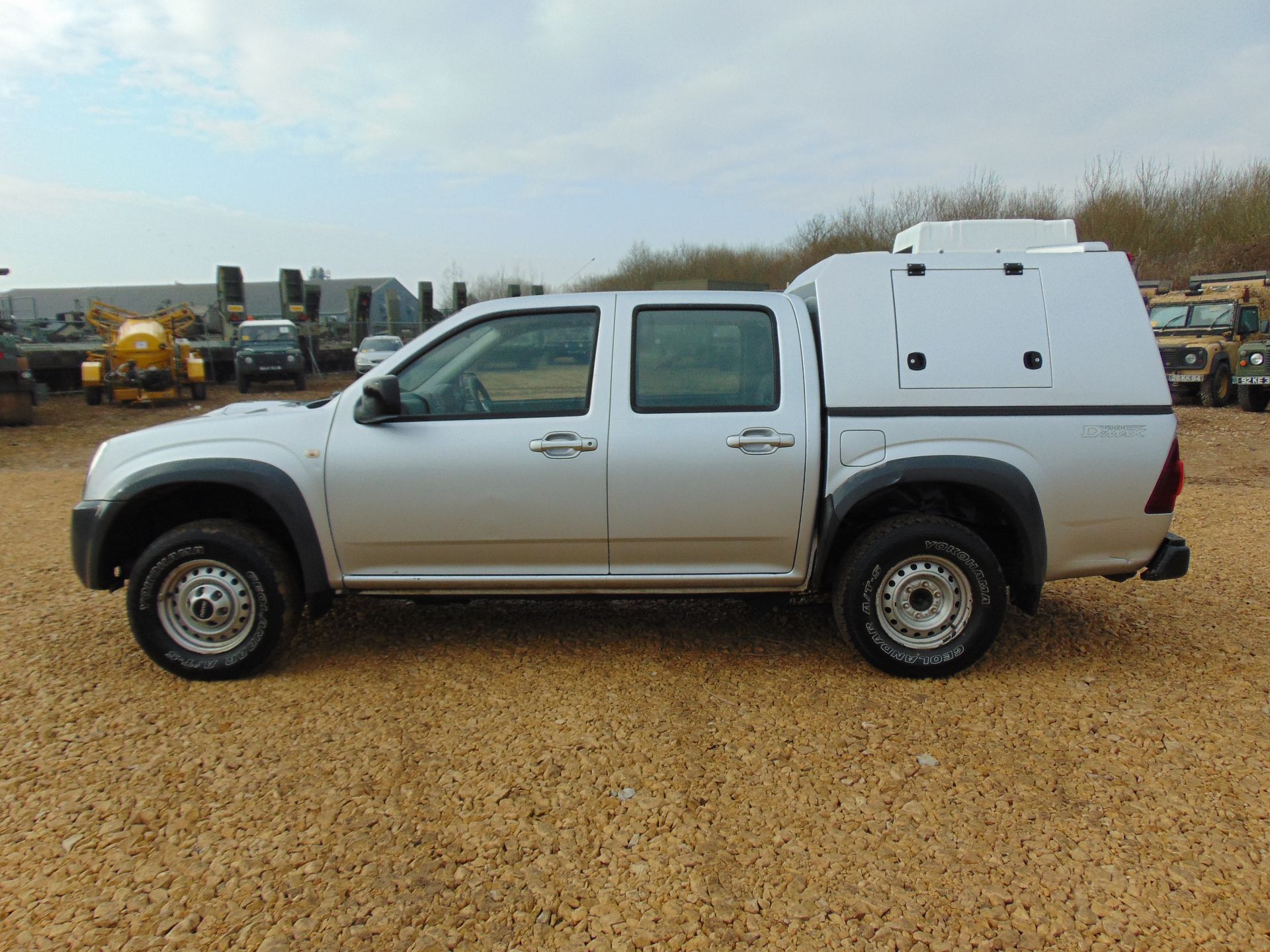 Isuzu D-Max Double Cab 2.5 Turbo Diesel 4 x 4 complete with twin rear dog cage fitted - Image 4 of 20