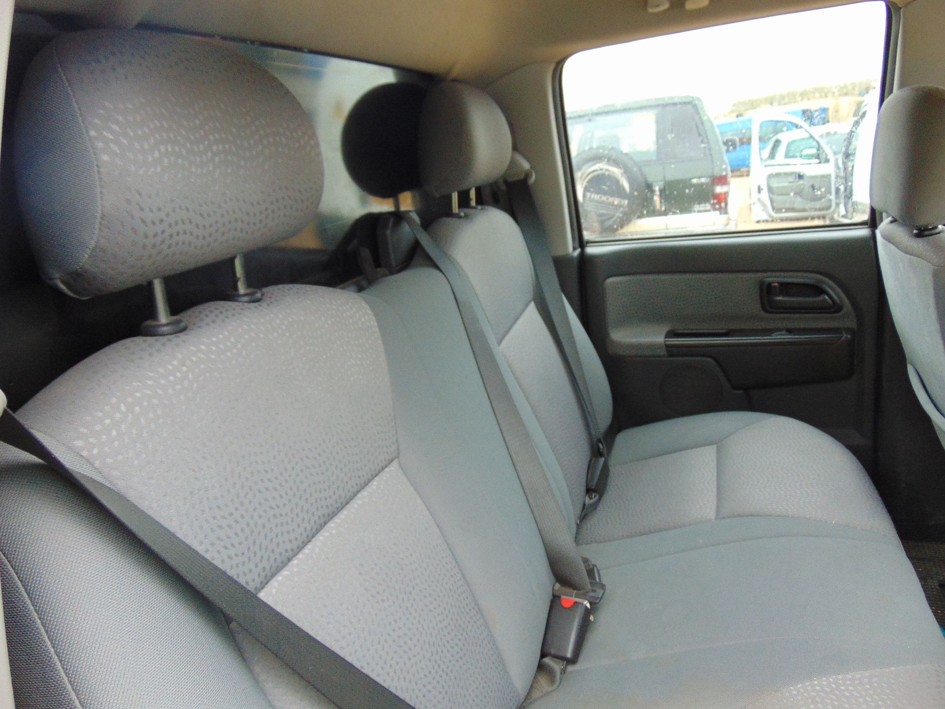 Isuzu D-Max Double Cab 2.5 Turbo Diesel 4 x 4 complete with twin rear dog cage fitted - Image 13 of 18