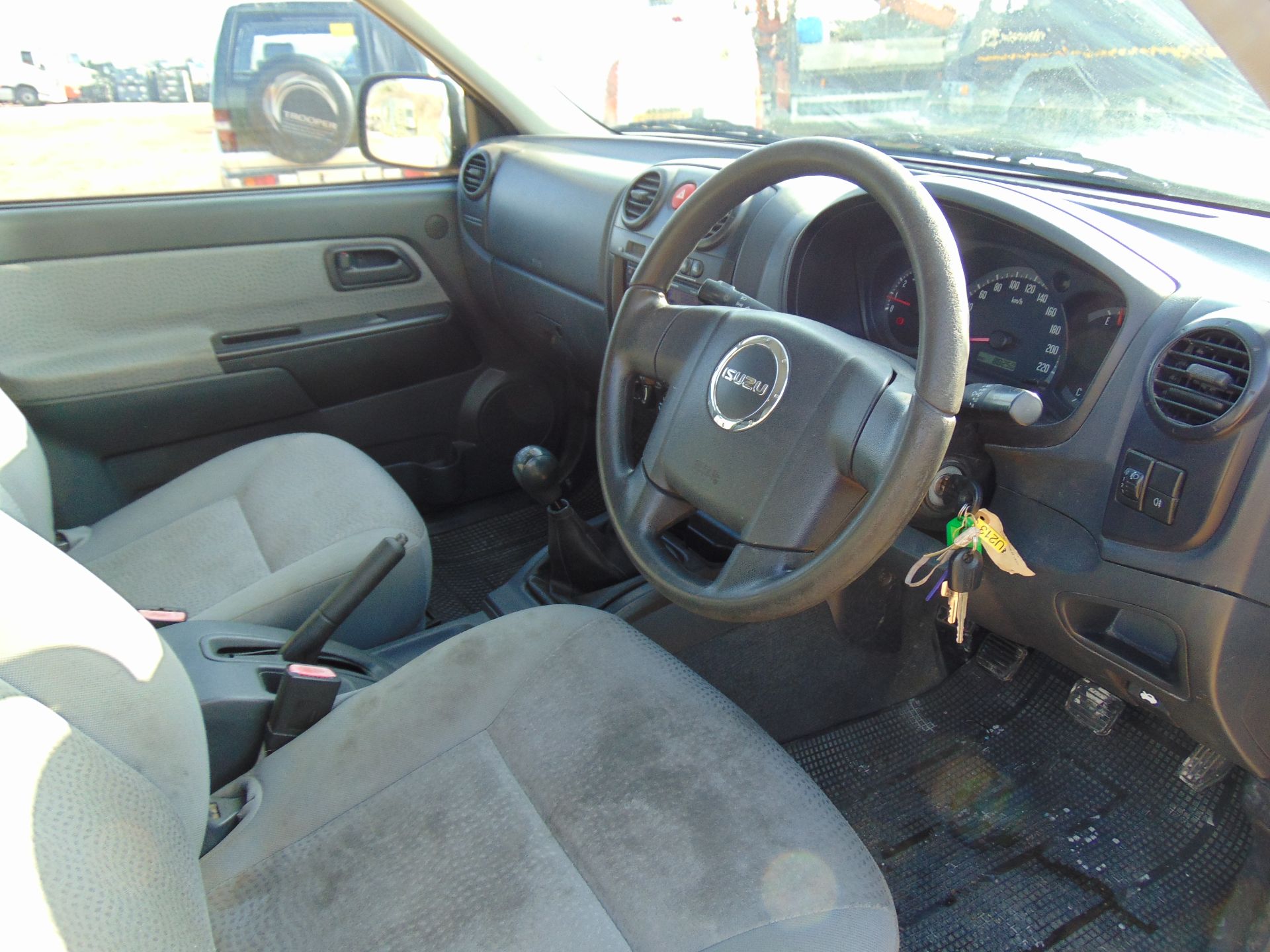 Isuzu D-Max Double Cab 2.5 Turbo Diesel 4 x 4 complete with twin rear dog cage fitted - Image 12 of 20