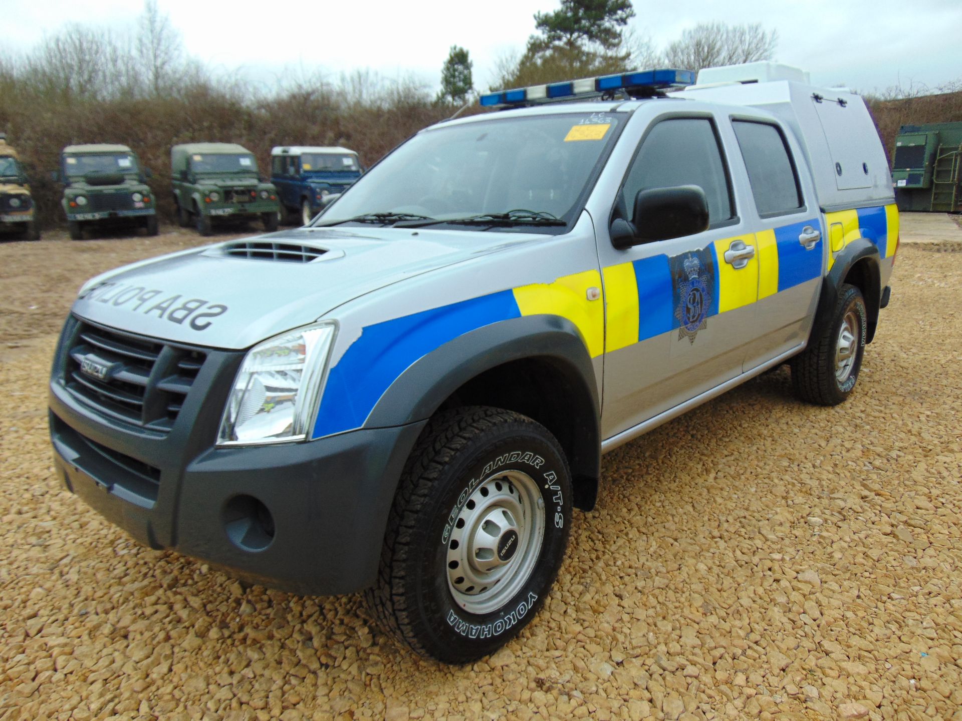 Isuzu D-Max Double Cab 2.5 Turbo Diesel 4 x 4 complete with twin rear dog cage fitted - Image 3 of 18