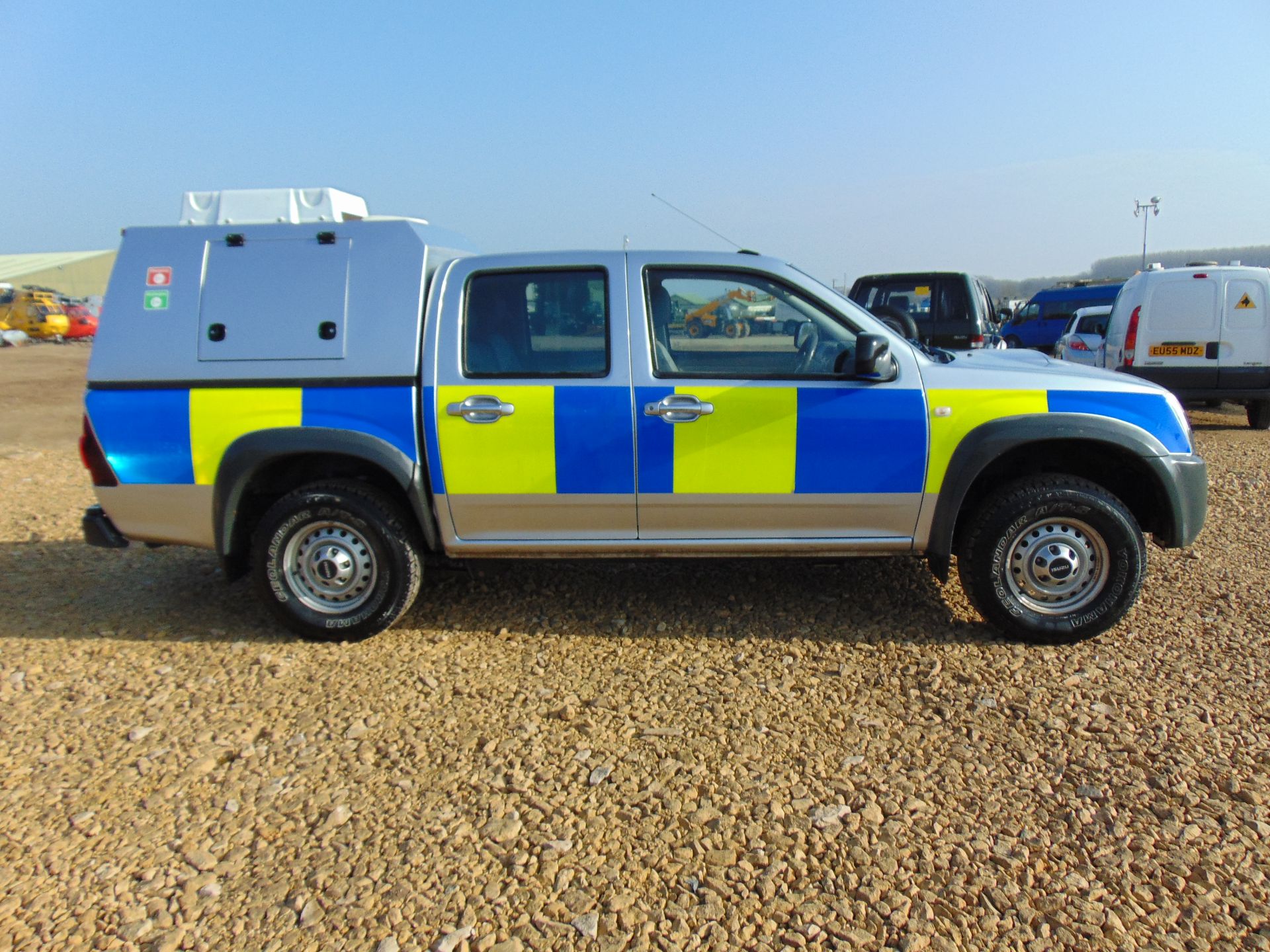 Isuzu D-Max Double Cab 2.5 Turbo Diesel 4 x 4 complete with twin rear dog cage fitted - Image 5 of 19