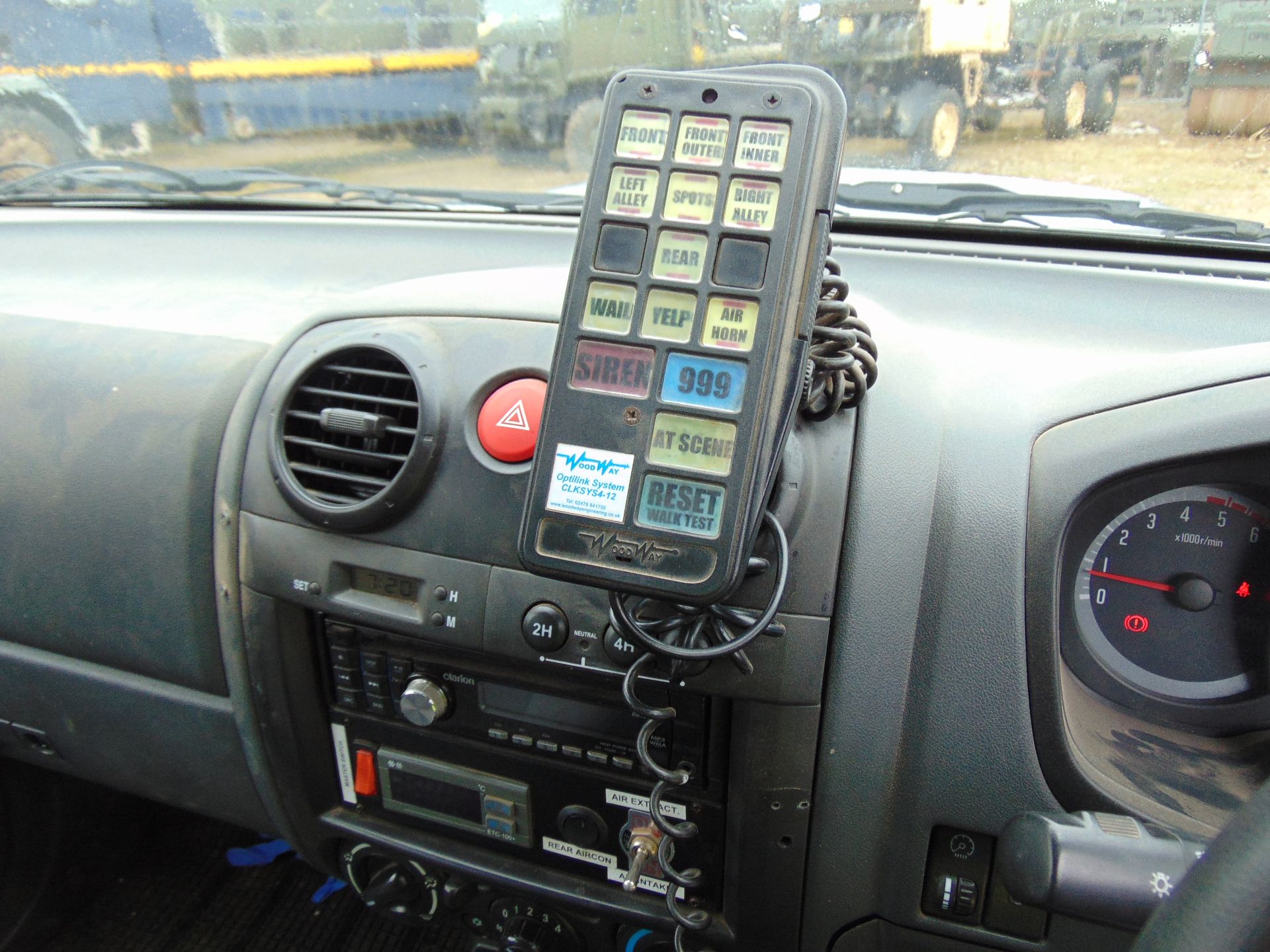 Isuzu D-Max Double Cab 2.5 Turbo Diesel 4 x 4 complete with twin rear dog cage fitted - Image 10 of 18