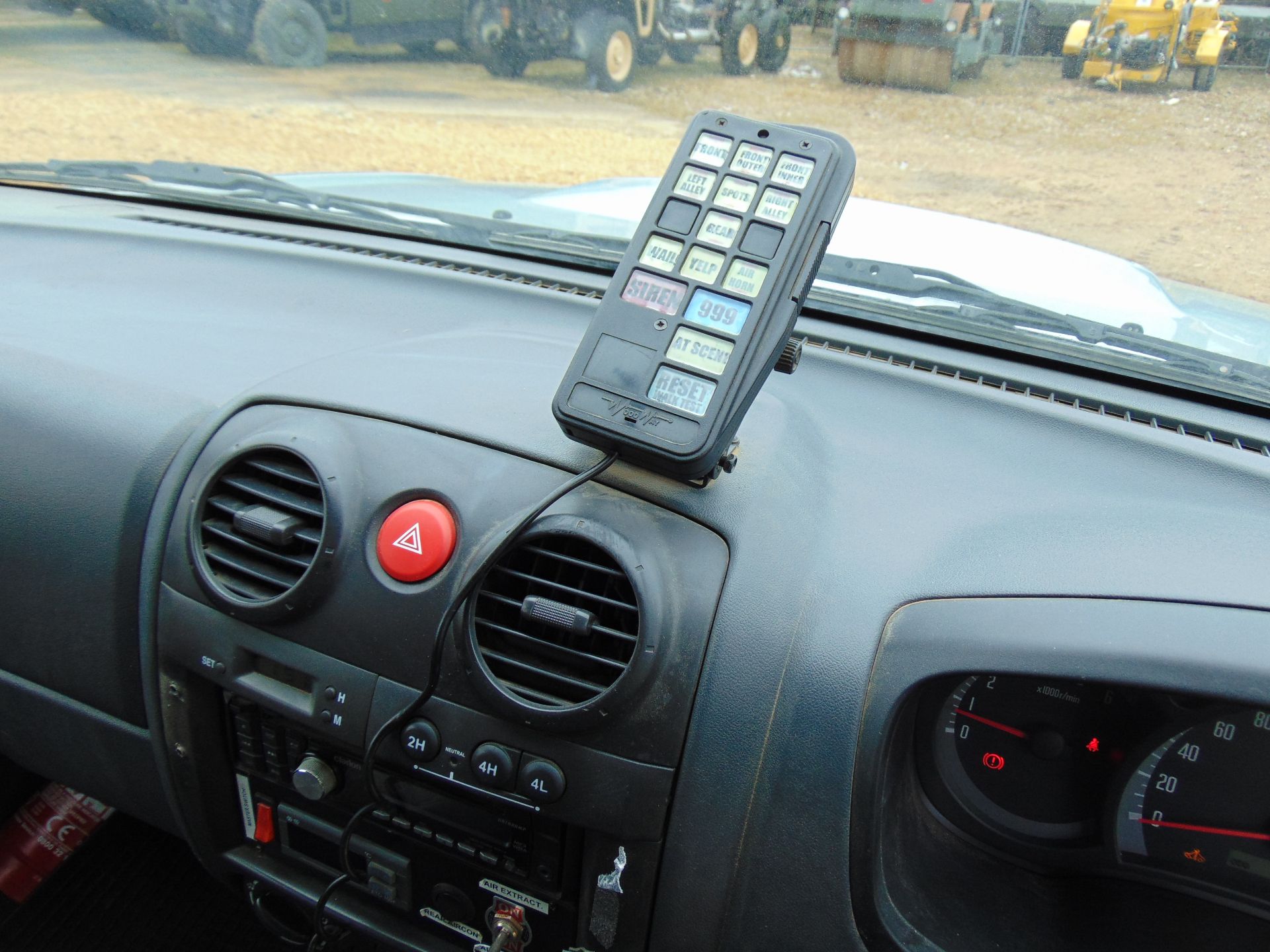 Isuzu D-Max Double Cab 2.5 Turbo Diesel 4 x 4 complete with twin rear dog cage fitted - Image 10 of 19