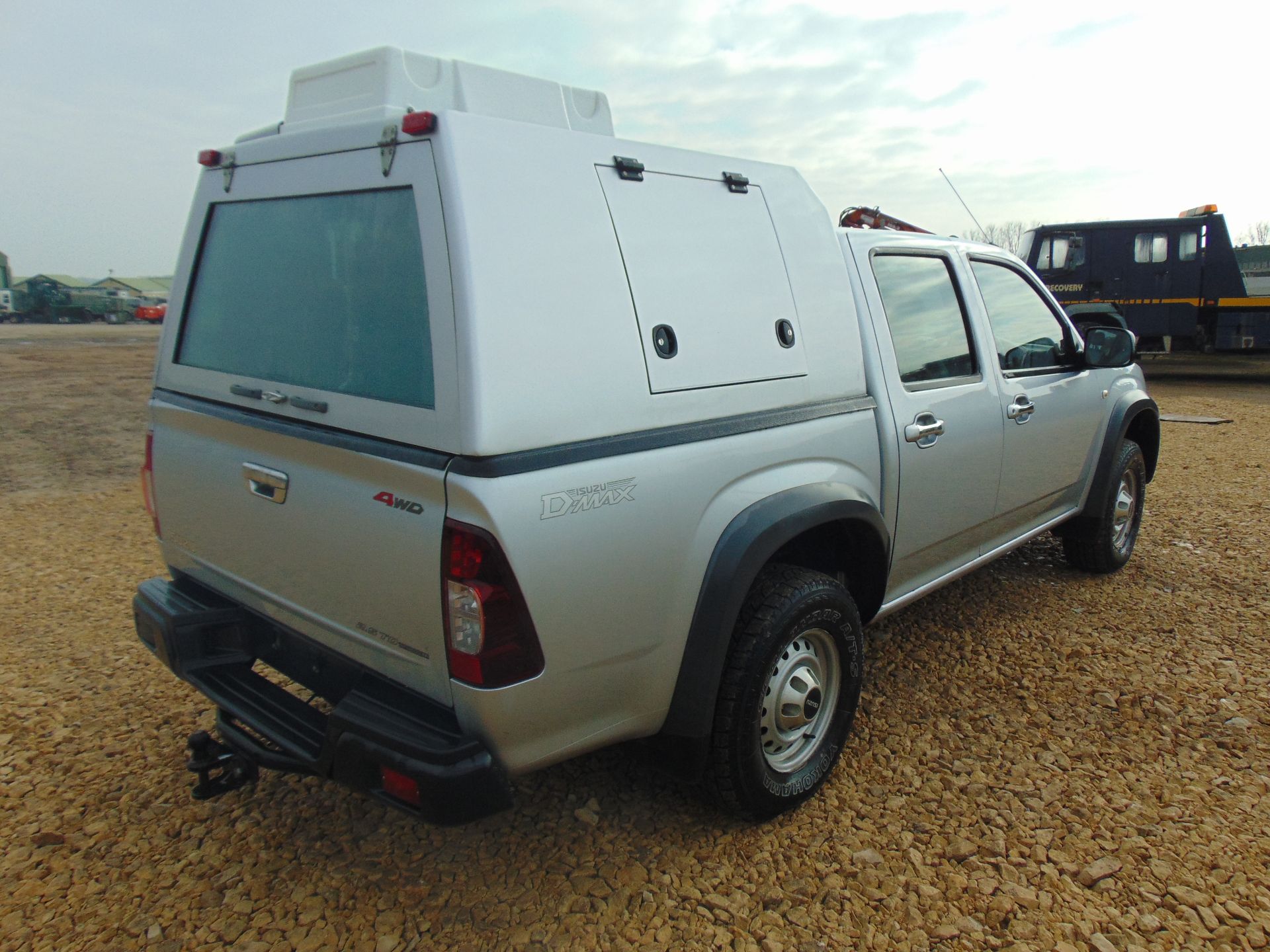 Isuzu D-Max Double Cab 2.5 Turbo Diesel 4 x 4 complete with twin rear dog cage fitted - Image 6 of 20