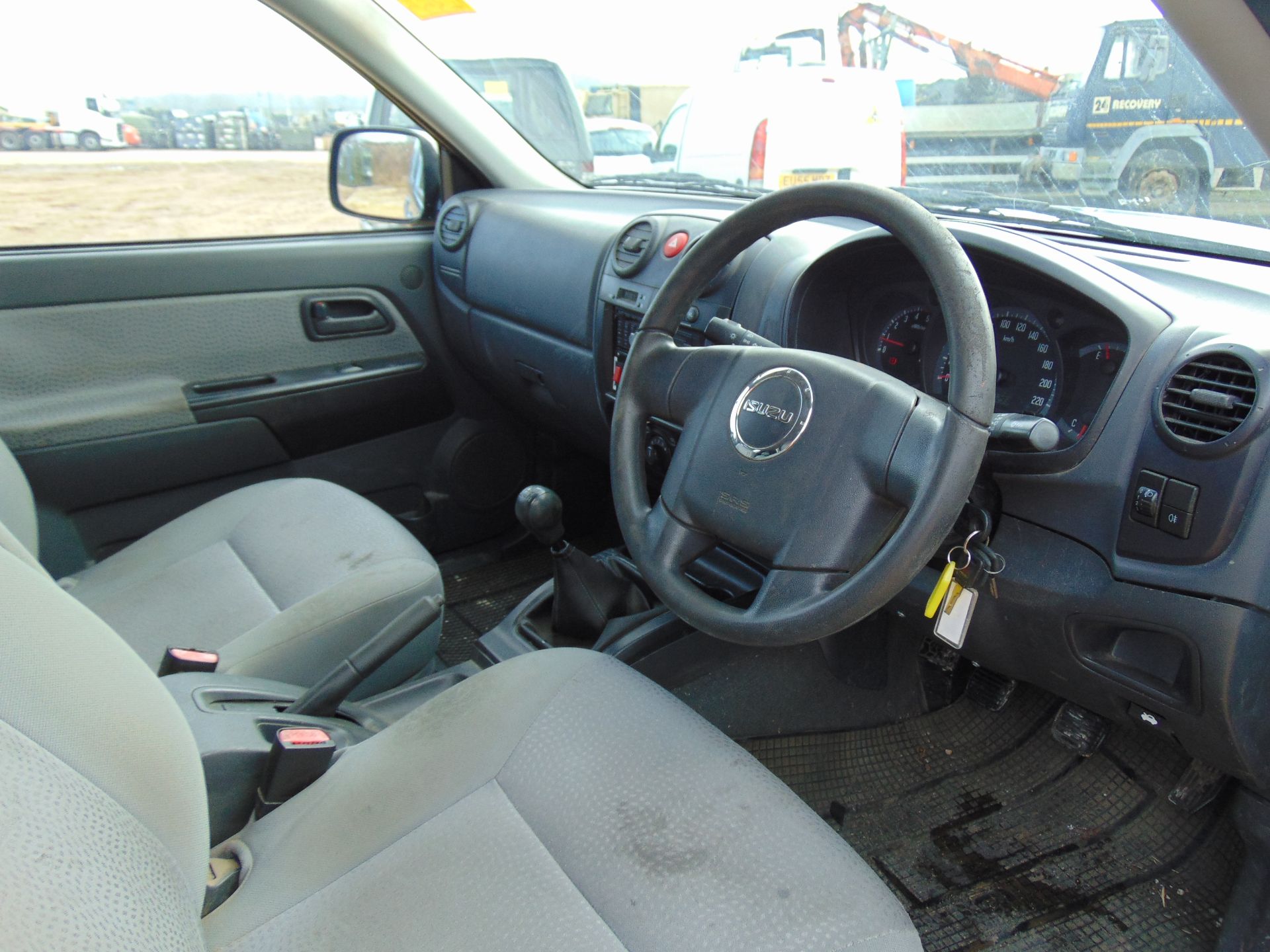 Isuzu D-Max Double Cab 2.5 Turbo Diesel 4 x 4 complete with twin rear dog cage fitted - Image 12 of 21