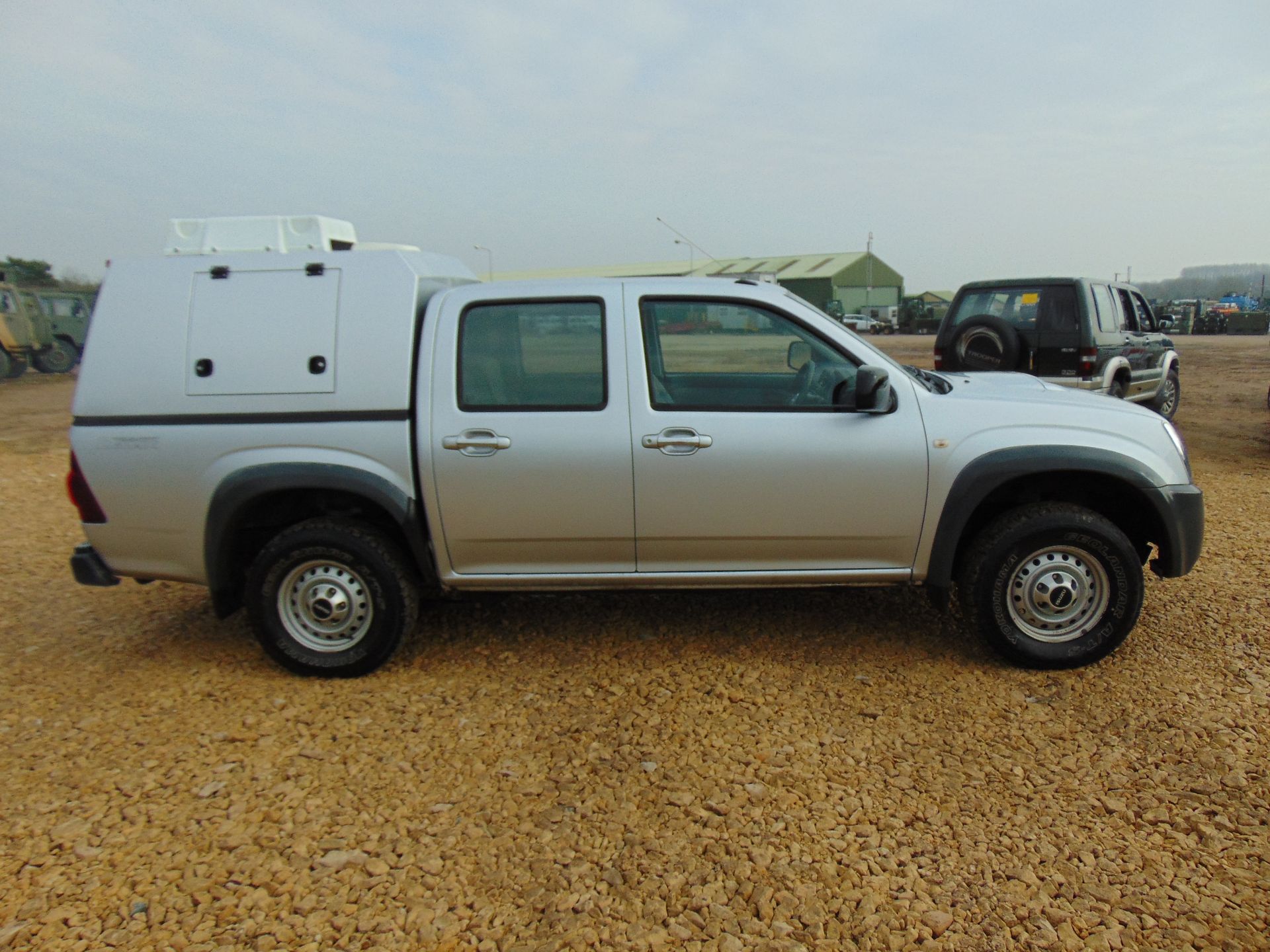 Isuzu D-Max Double Cab 2.5 Turbo Diesel 4 x 4 complete with twin rear dog cage fitted - Image 5 of 20