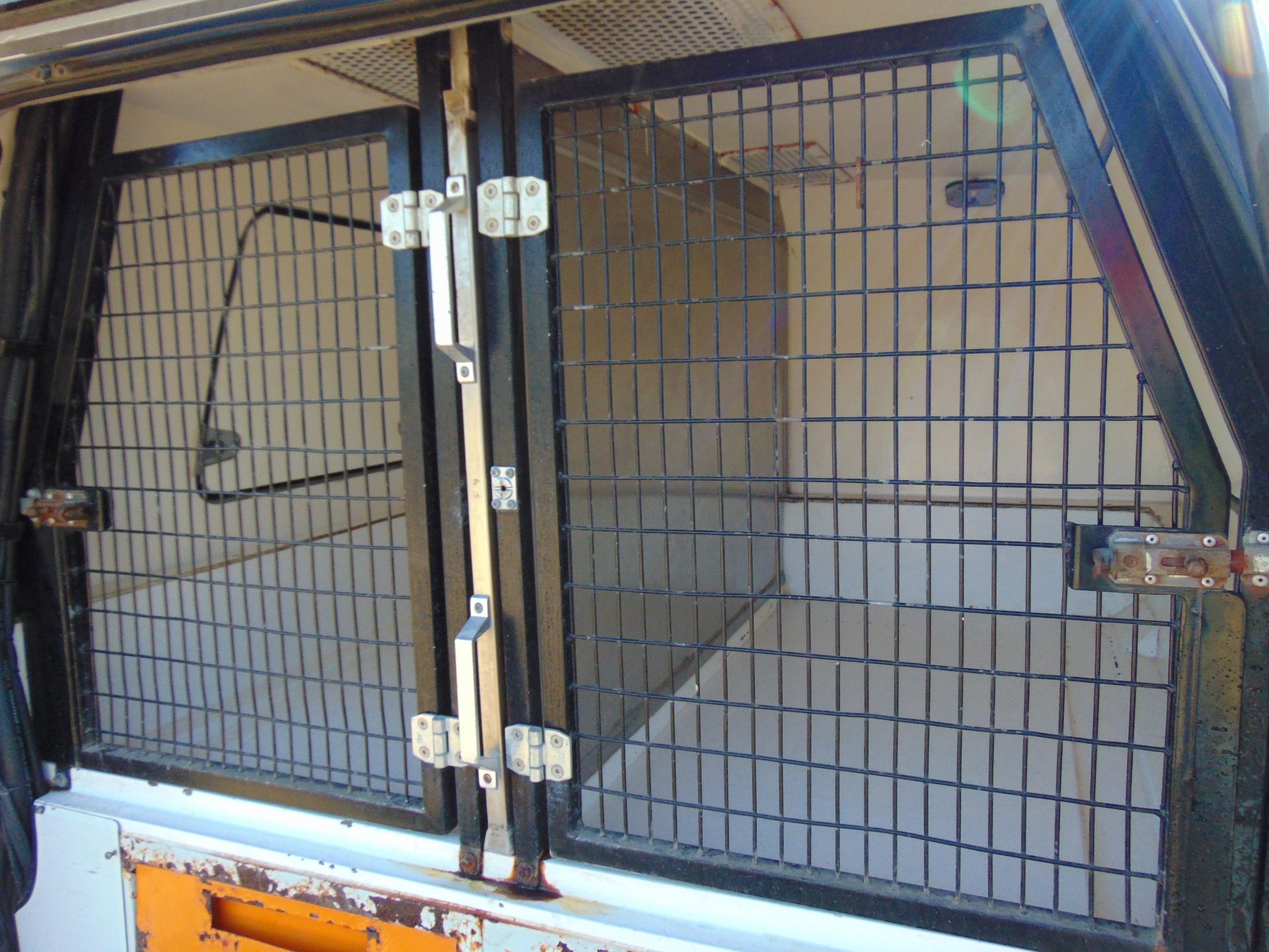 Isuzu D-Max Double Cab 2.5 Turbo Diesel 4 x 4 complete with twin rear dog cage fitted - Image 17 of 19