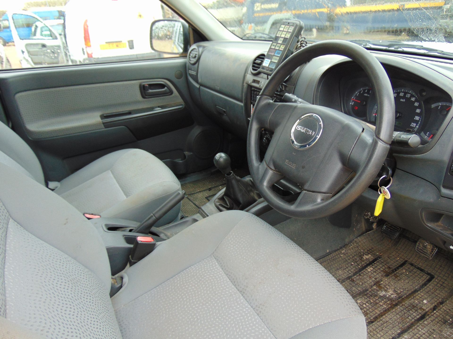 Isuzu D-Max Double Cab 2.5 Turbo Diesel 4 x 4 complete with twin rear dog cage fitted - Image 11 of 18