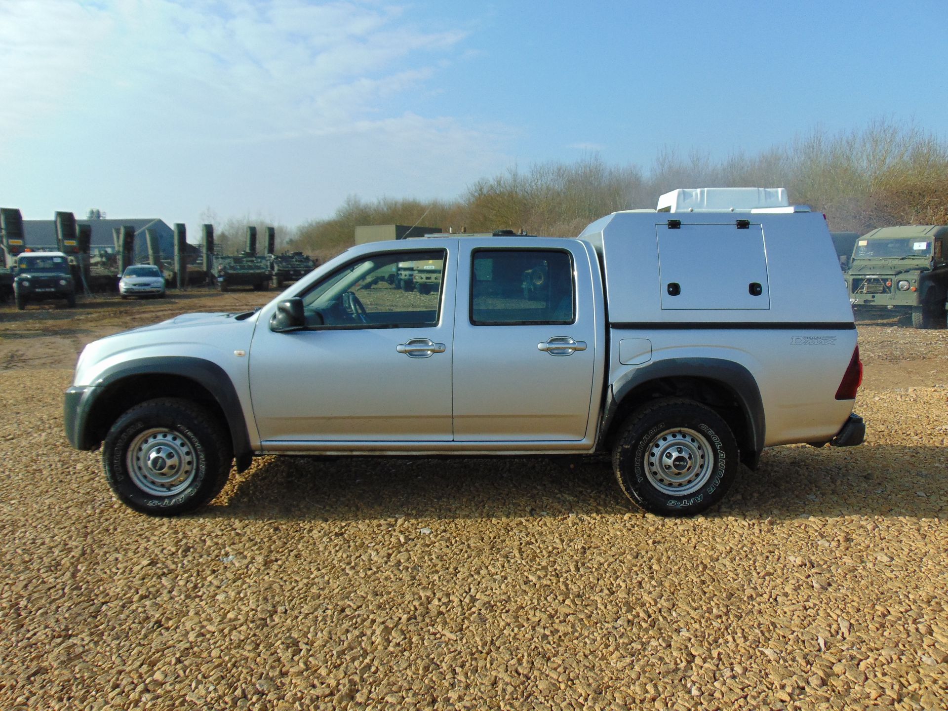 Isuzu D-Max Double Cab 2.5 Turbo Diesel 4 x 4 complete with twin rear dog cage fitted - Image 4 of 20