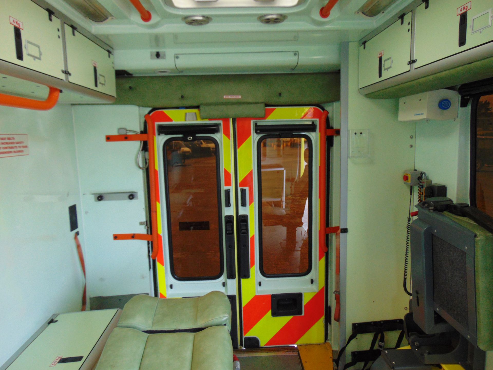 Renault Master 2.5 DCI ambulance - Image 15 of 19