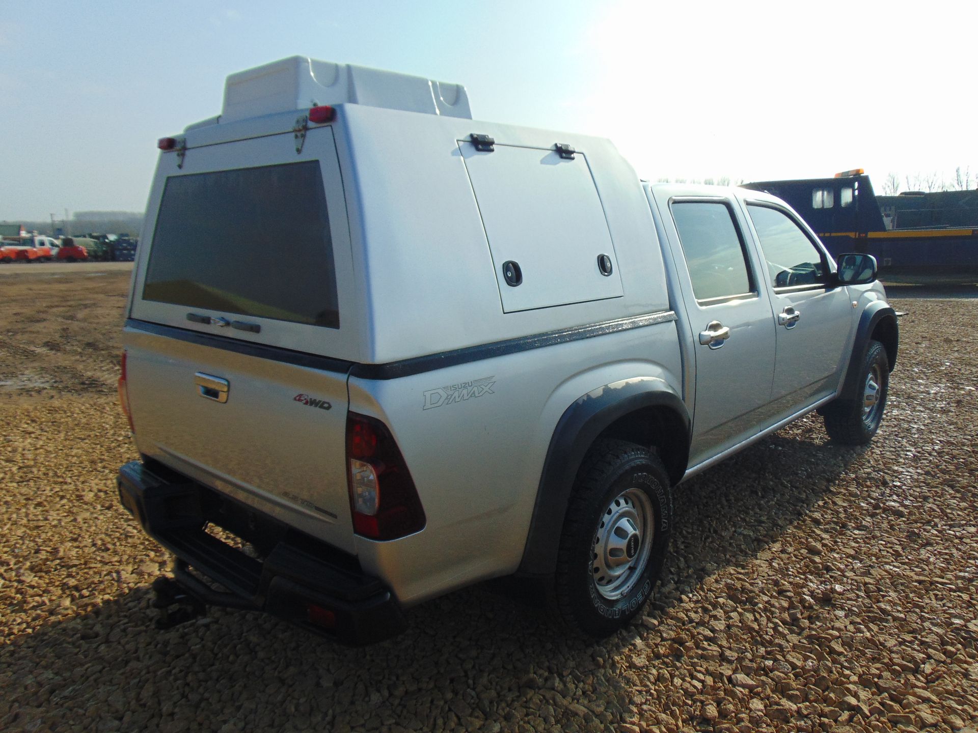 Isuzu D-Max Double Cab 2.5 Turbo Diesel 4 x 4 complete with twin rear dog cage fitted - Image 6 of 20