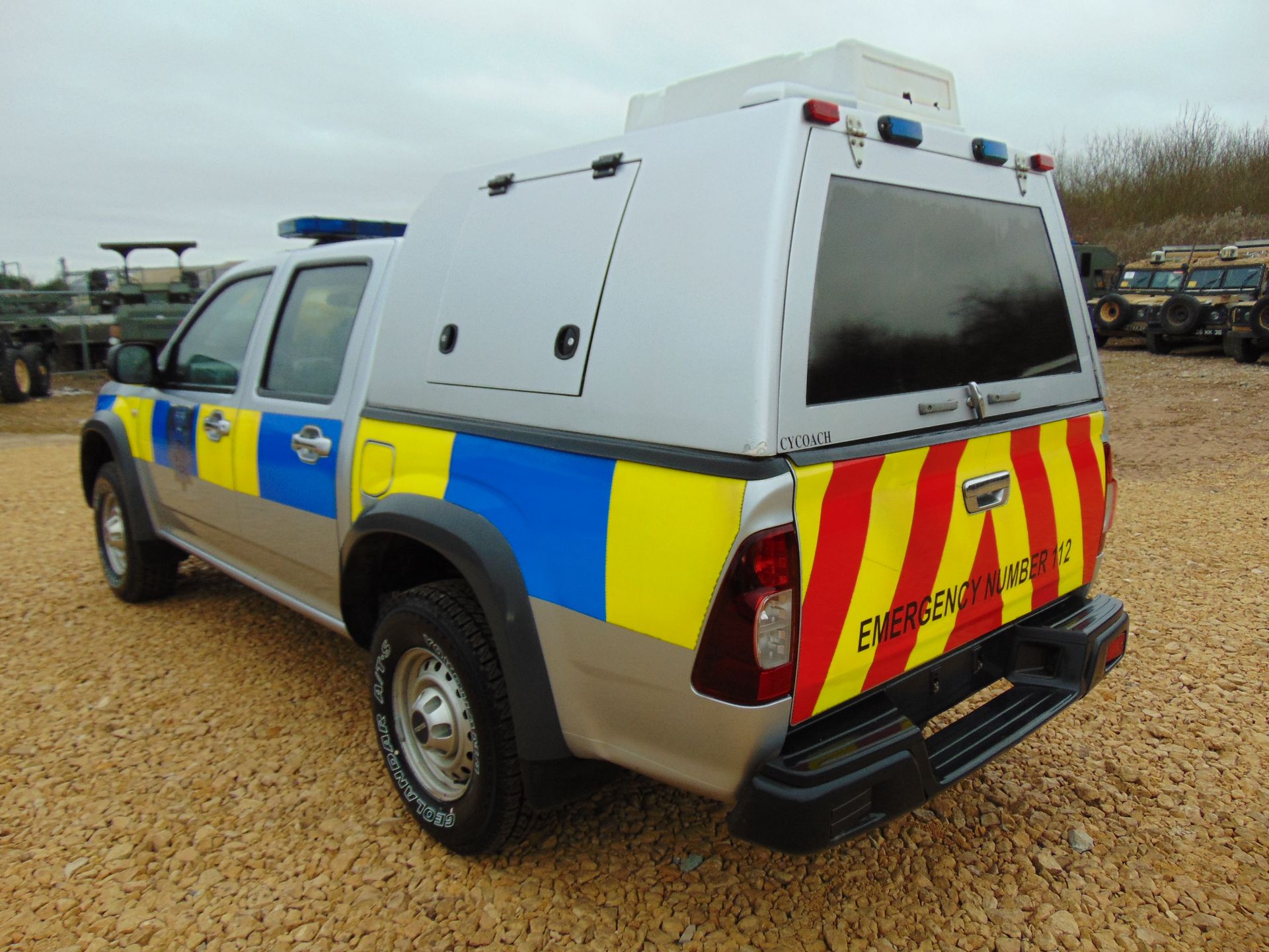 Isuzu D-Max Double Cab 2.5 Turbo Diesel 4 x 4 complete with twin rear dog cage fitted - Image 8 of 18